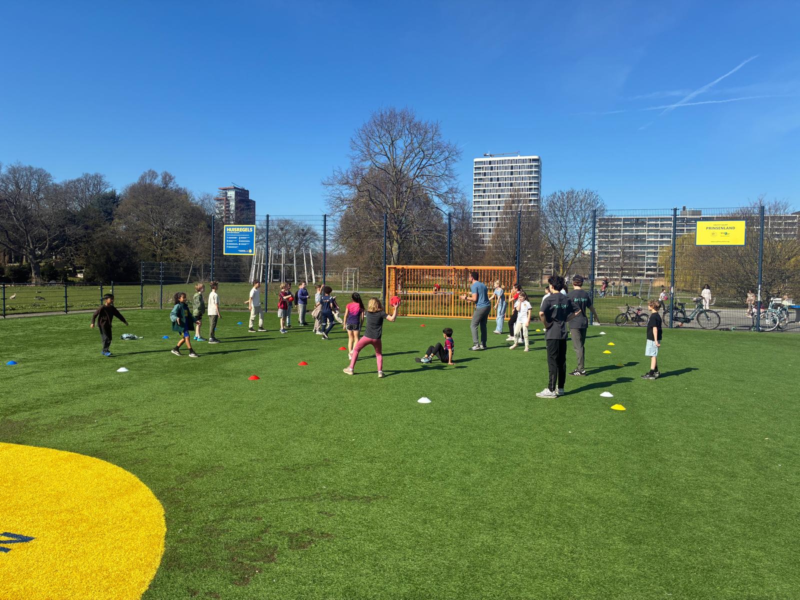 Jongeren in actie tijdens Basketbal clinic van Jong in vorm voor basisschool kinderen in Rotterdam