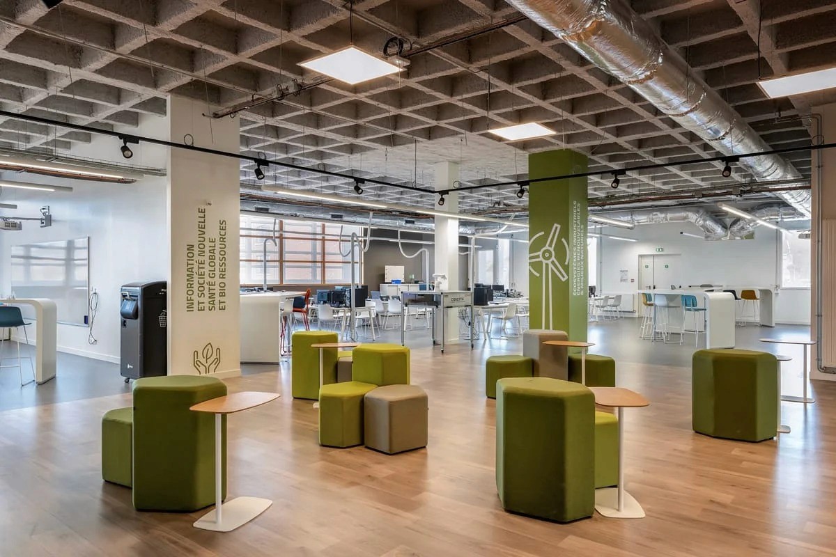 Espace d’accueil industriel moderne avec mobilier vert — photo corporate Lille Nord | Anteale Yann Manac’h 2025