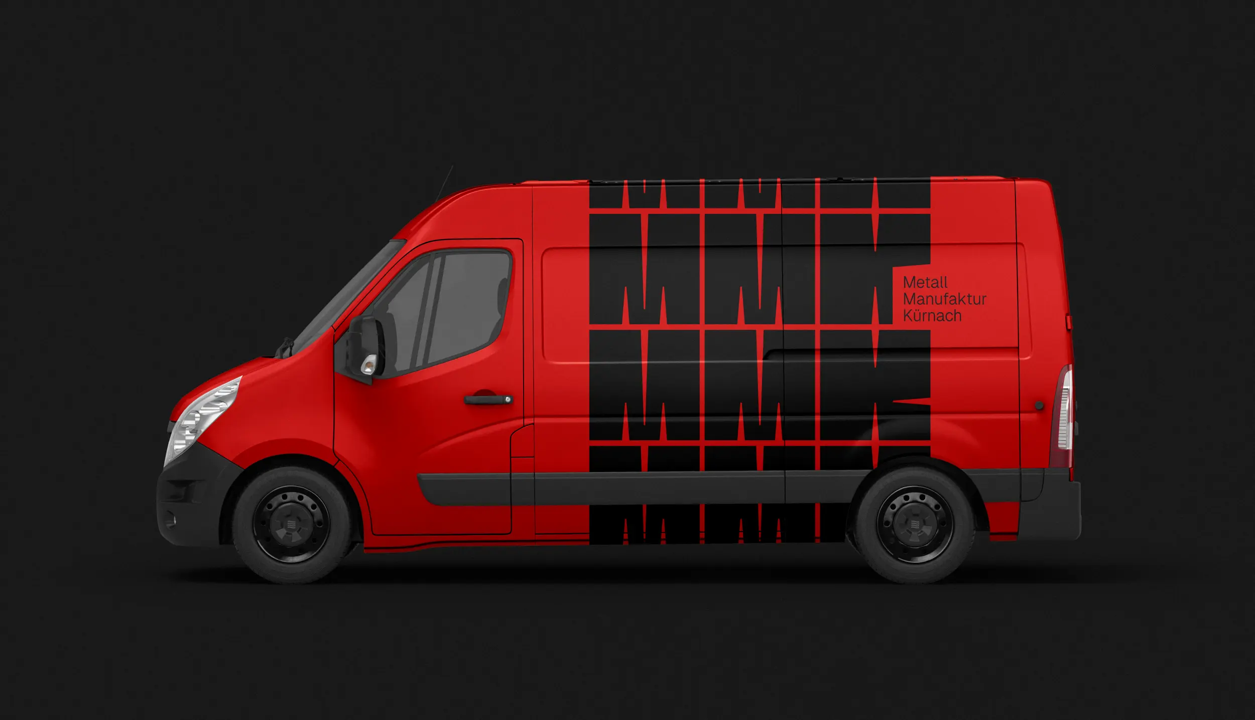 Roter MMK-Lieferwagen mit großflächigem Logo-Muster und Firmenname in Seitenansicht