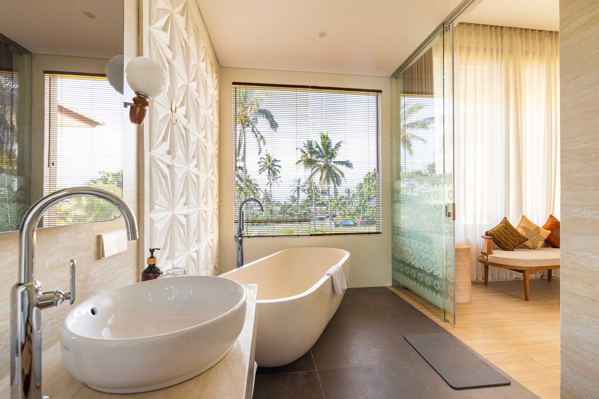 Luxuriöses Badezimmer mit freistehender Badewanne und Panoramablick – Hochwertige Hotelfotografie aus Ubud, Bali