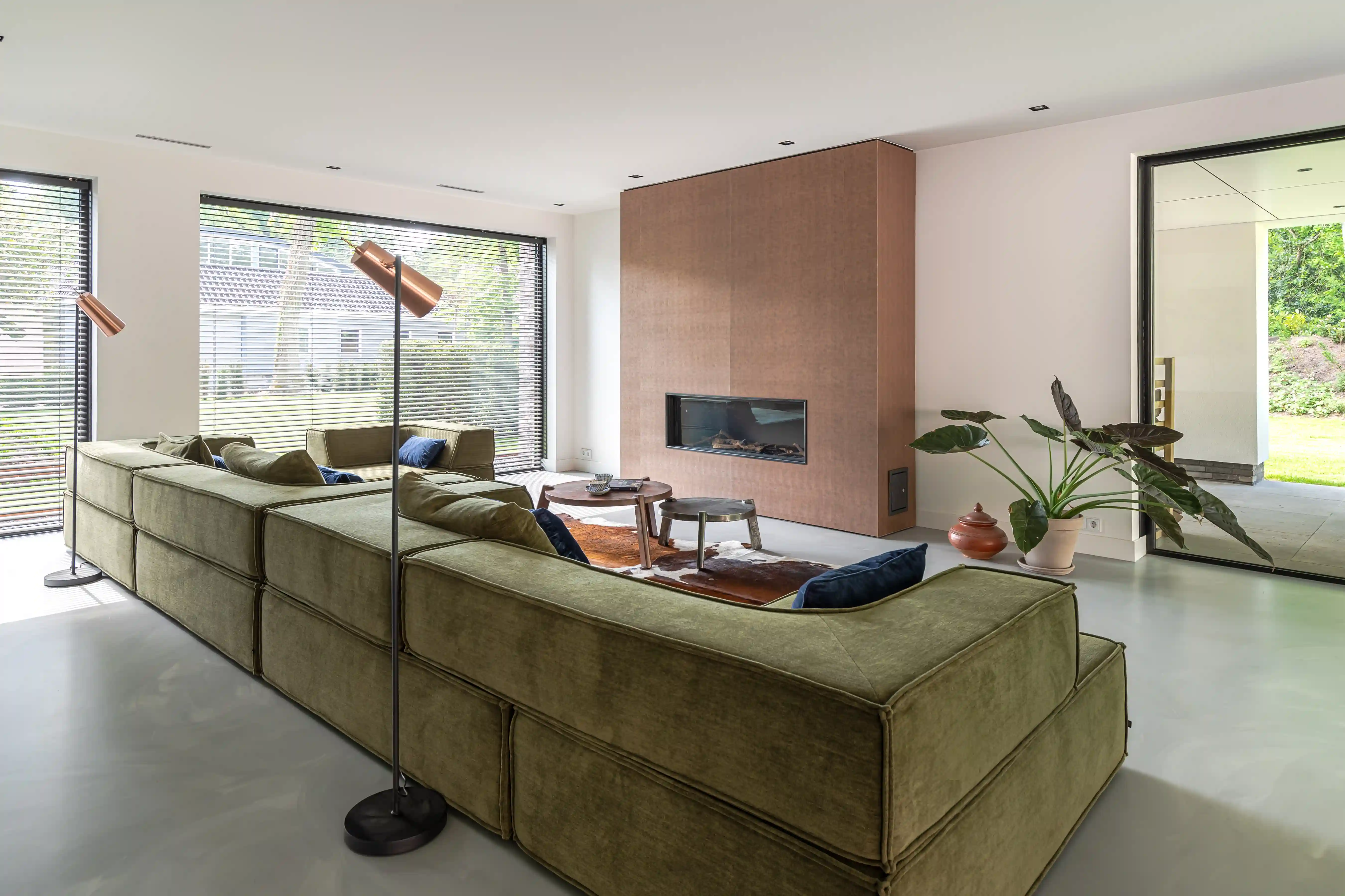 woonkamer met groene bank en openhaart