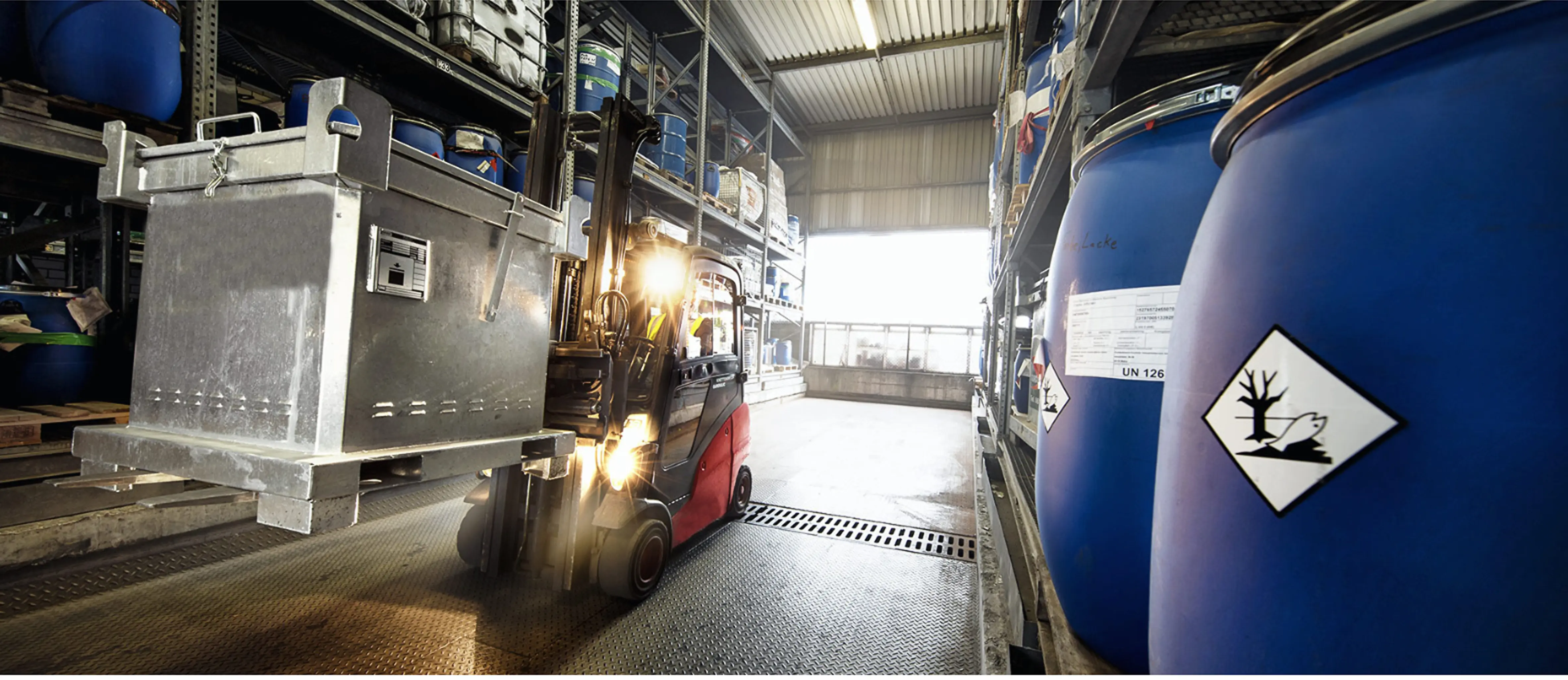 Bauschuttcontainer mit Schuttrutsche Ostfriesische Volksbank Ihrhove