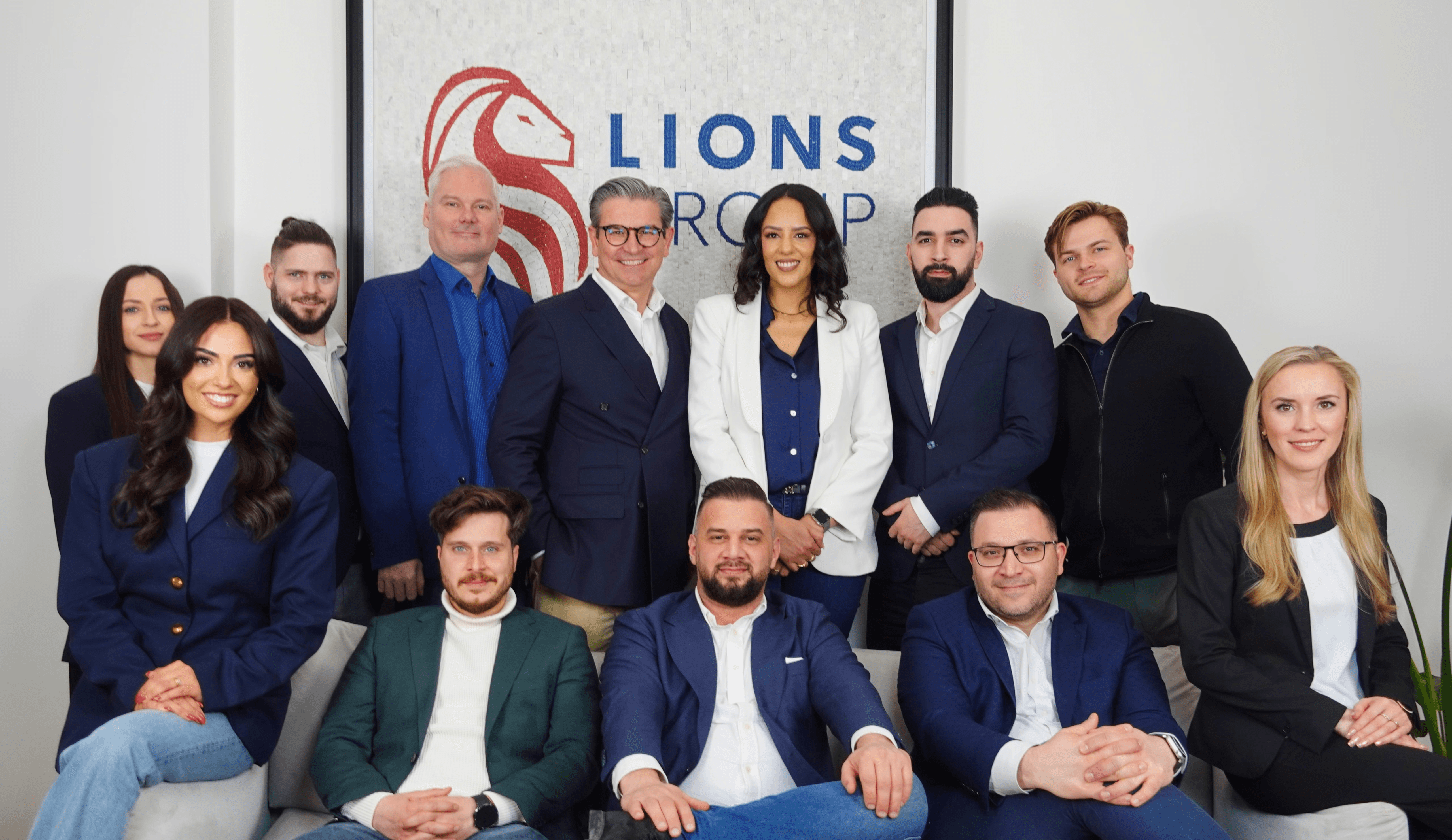 Lions Group Team beim Berliner Oldtimer-Event – Versicherungsmakler  Stand mit schwarzem Mercedes 300 SL und All-Risk Oldtimer-Versicherung