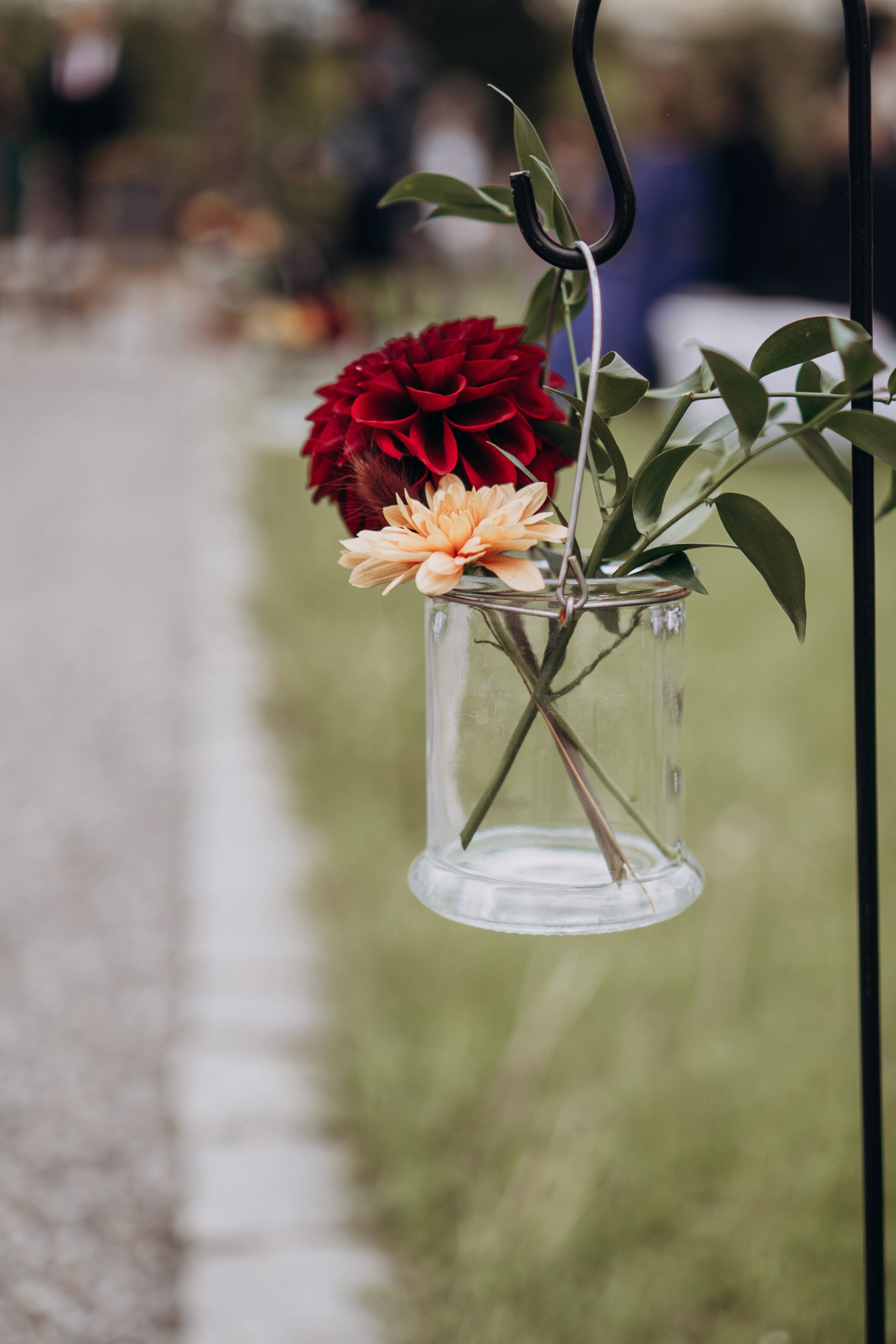 Hochzeitsdetail Fotografie in Bogen, Niederbayern – Blumen im Glas bei einer romantischen Hochzeit.