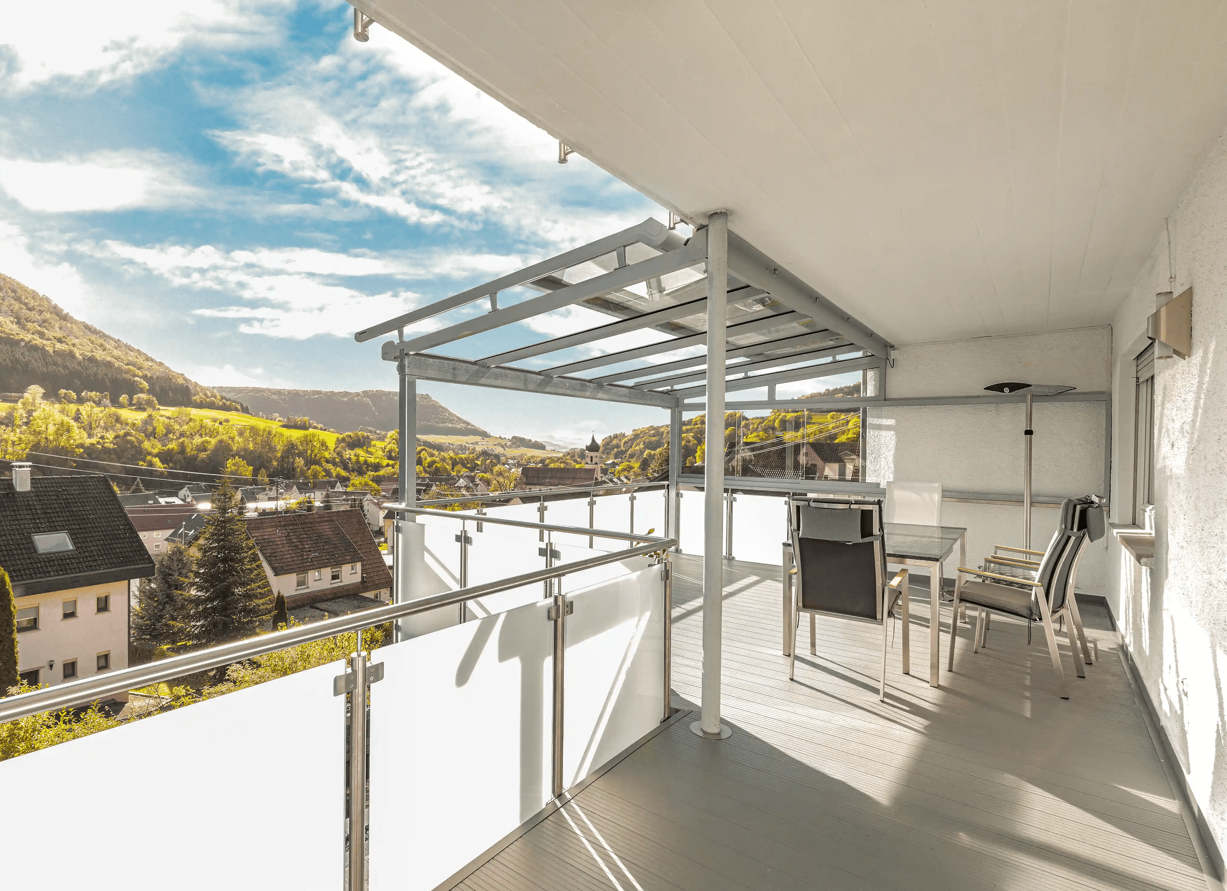 Balkonüberdachung aus Stahl und Aluminium und Aussicht auf das Lautertal