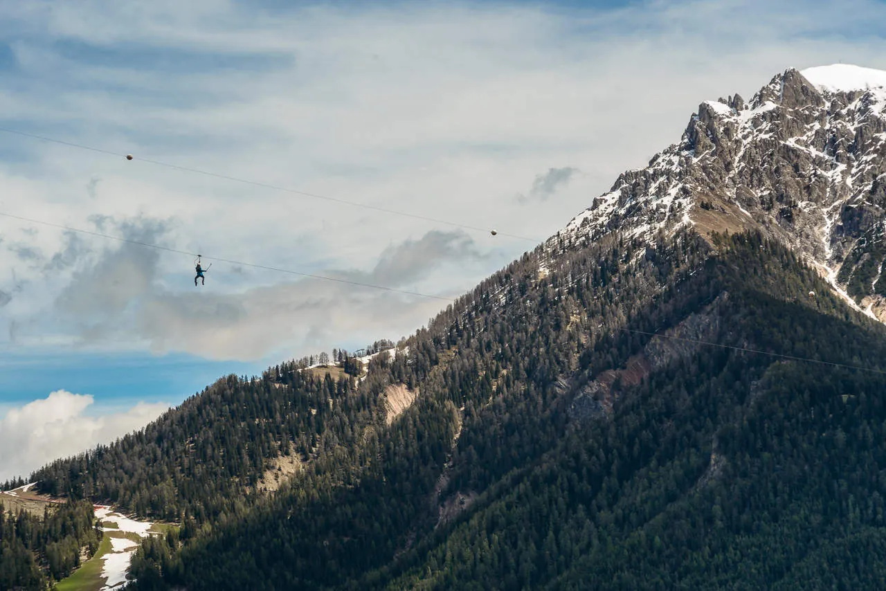 Vista panoramica della zipline sulle montagne delle Dolomiti