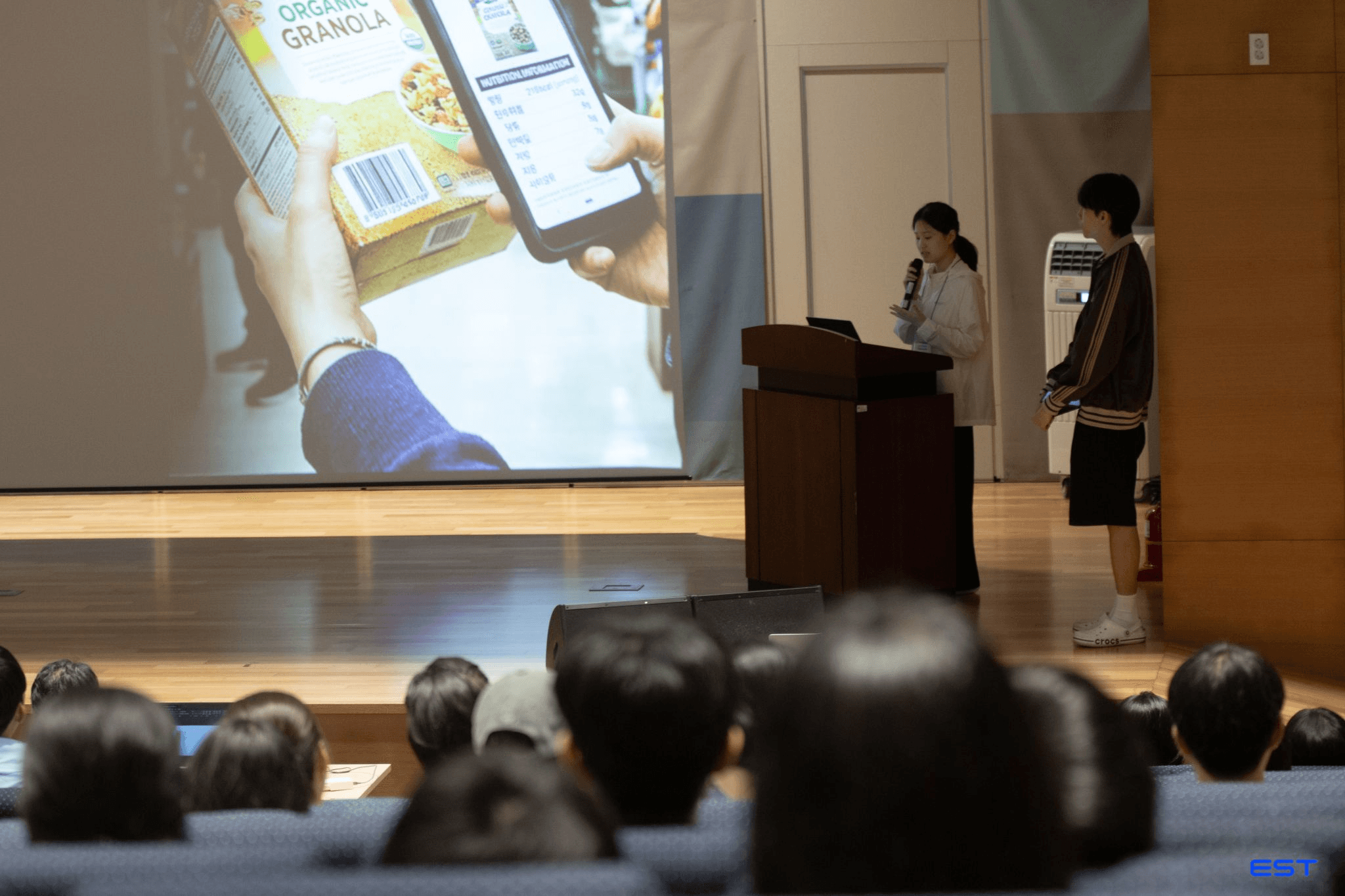 해커톤 참가자의 발표 모습