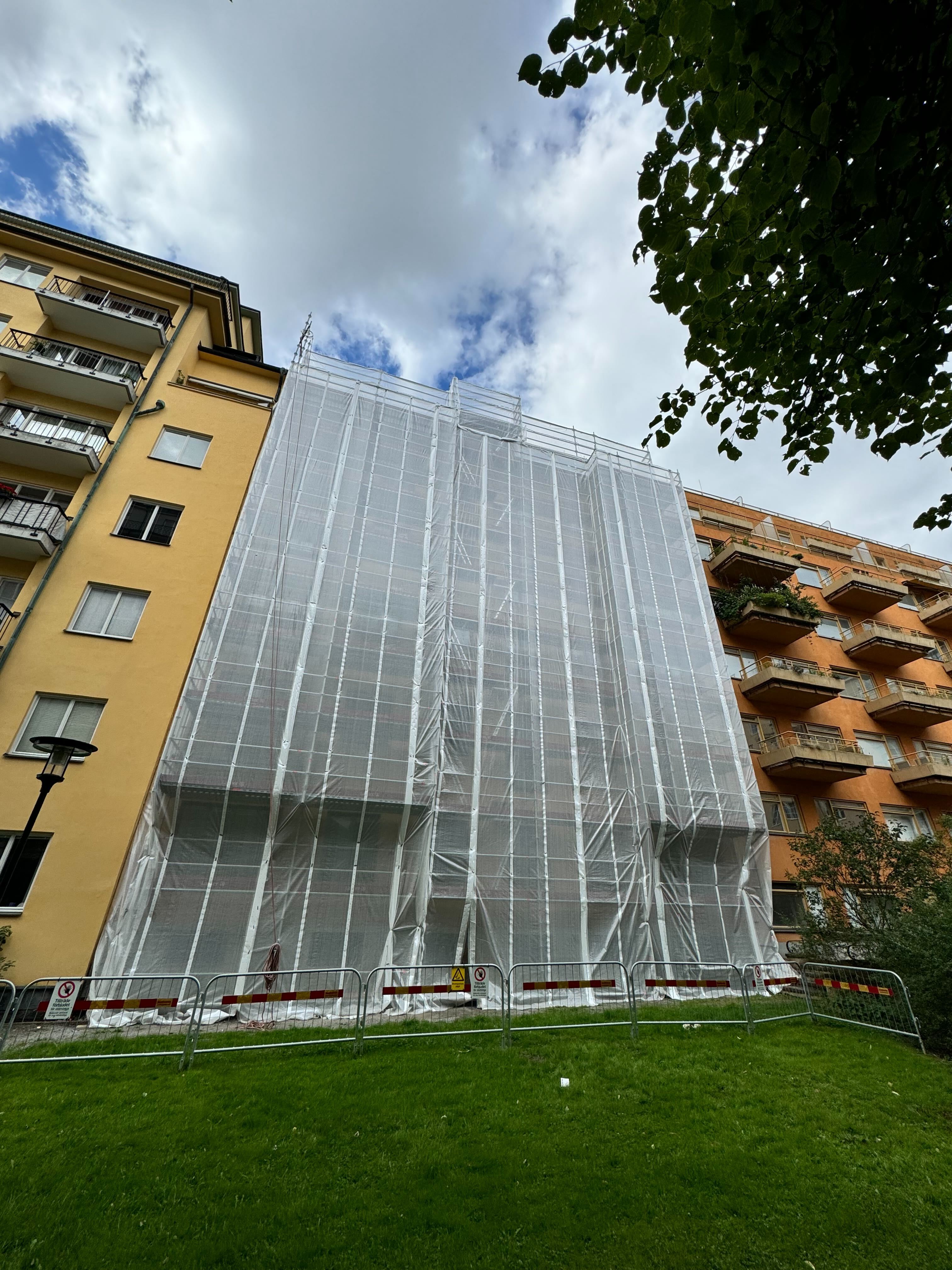 Byggnadsställning på lägenhetshus på Kungsholmen