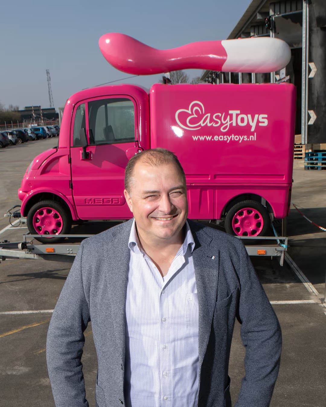 Erik Idema bij een Easy Toys wagentje
