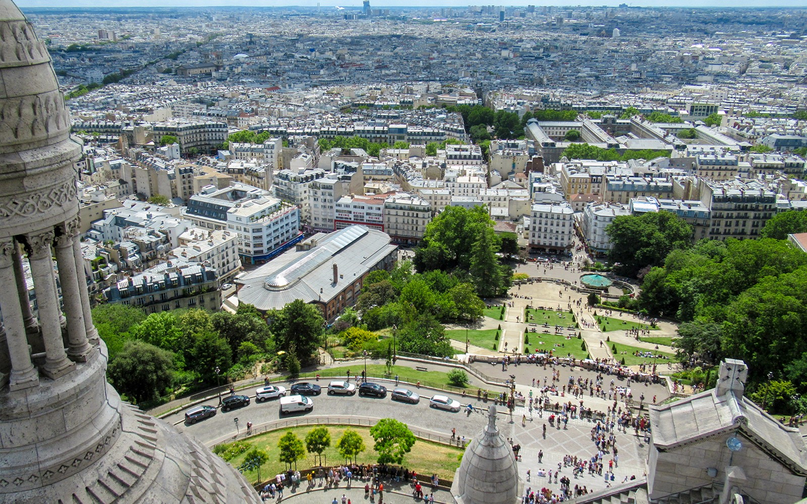 Utsikt over Paris fra Montmartre Sacré-Cœur-katedralen, med utsikt over bylandskapet og hagene.