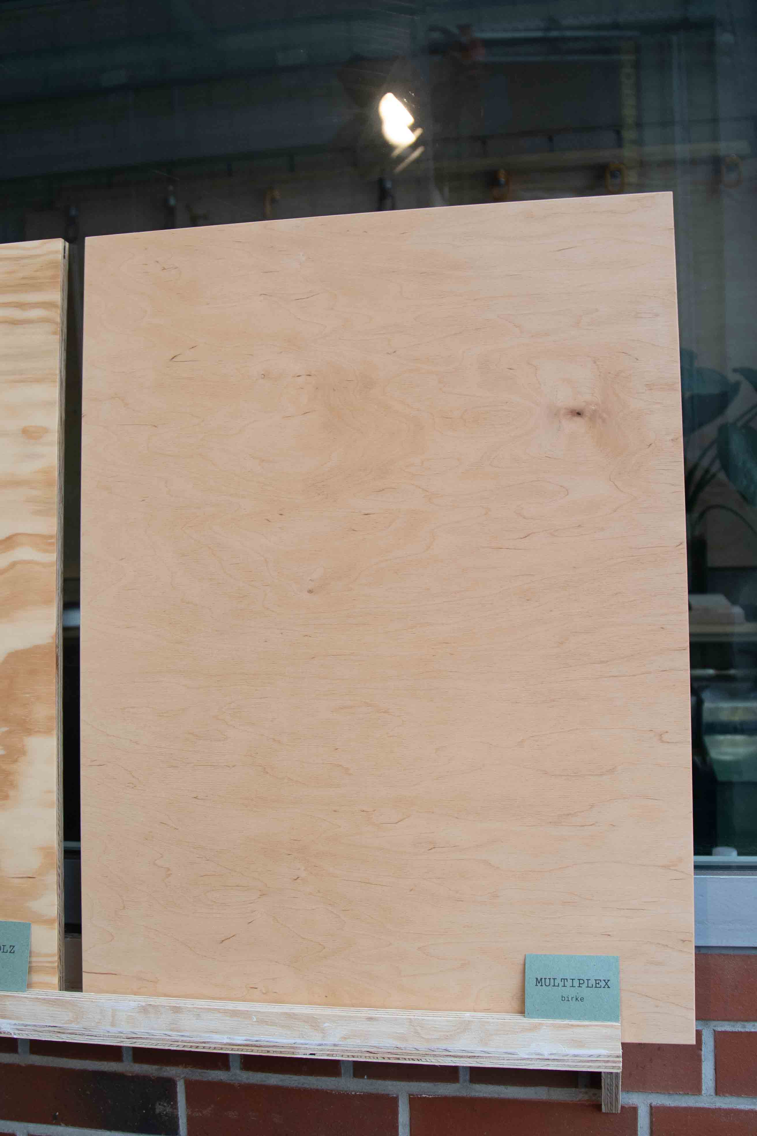 Detailaufnahme der Wellenstruktur der Akustiklampe aus Holz, zeigt Material und handgefertigte Verarbeitung