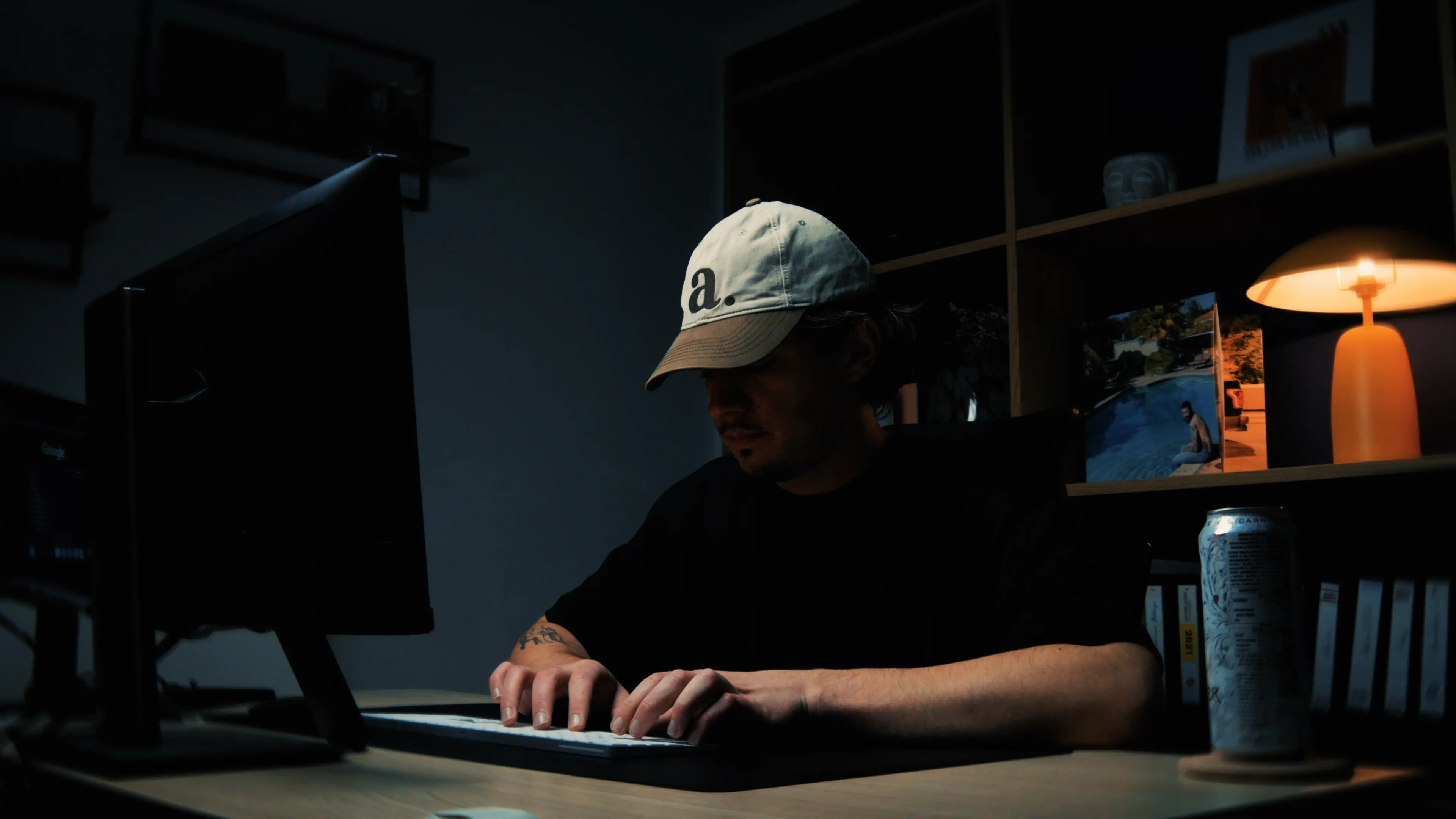 Filmmaker Max Kinzel beim Video Editing im Office