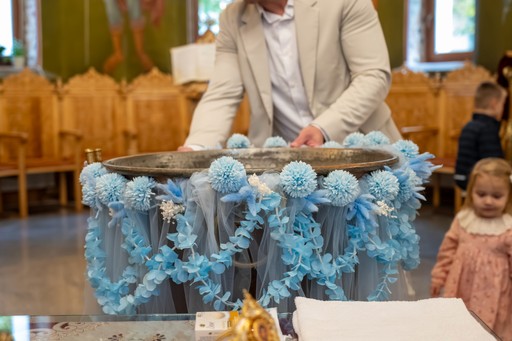 Cristelniță decorată pentru ceremonia de botez în biserică.