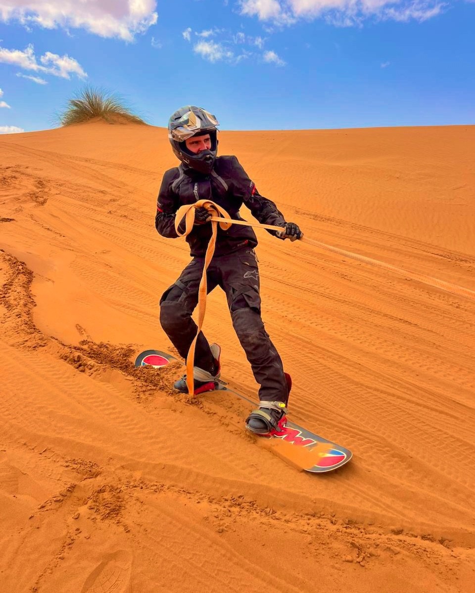 Закат на море с такими же как ты. Наслаждайся и гоняй по песку и морскому берегу.