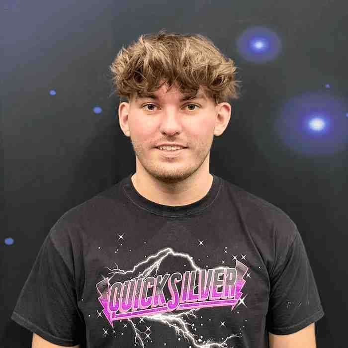 man in black crew neck shirt