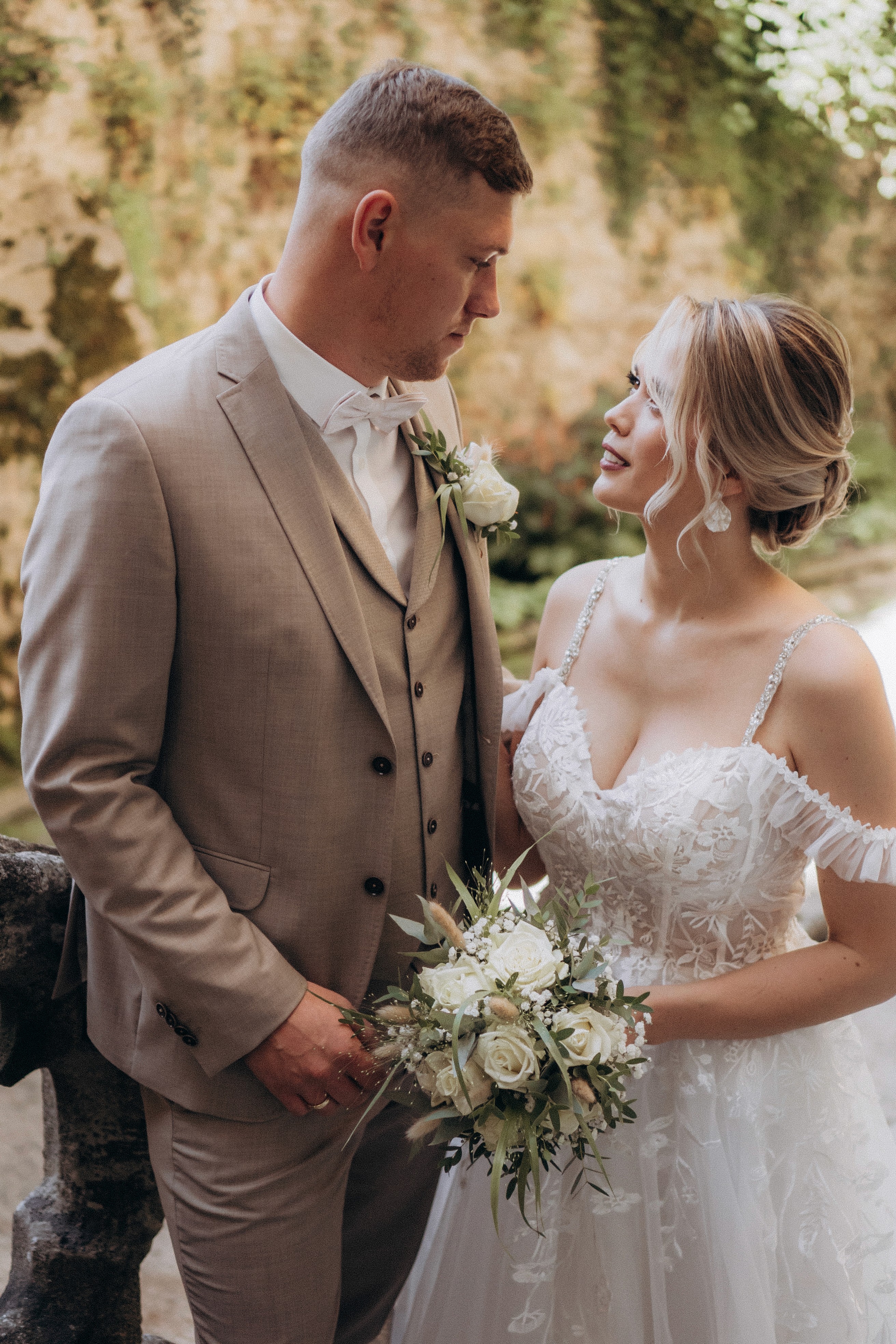 Hochzeitsfotoshooting an der Donau bei Bogen – Natürliche Bilder am Wasser.