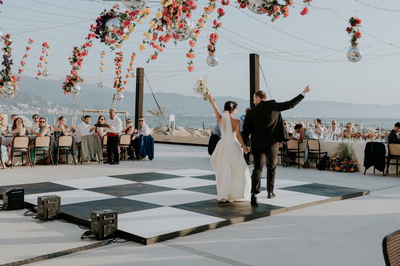 Entrada triunfal de los novios a la recepción en regina resot, Puerto Vallarta