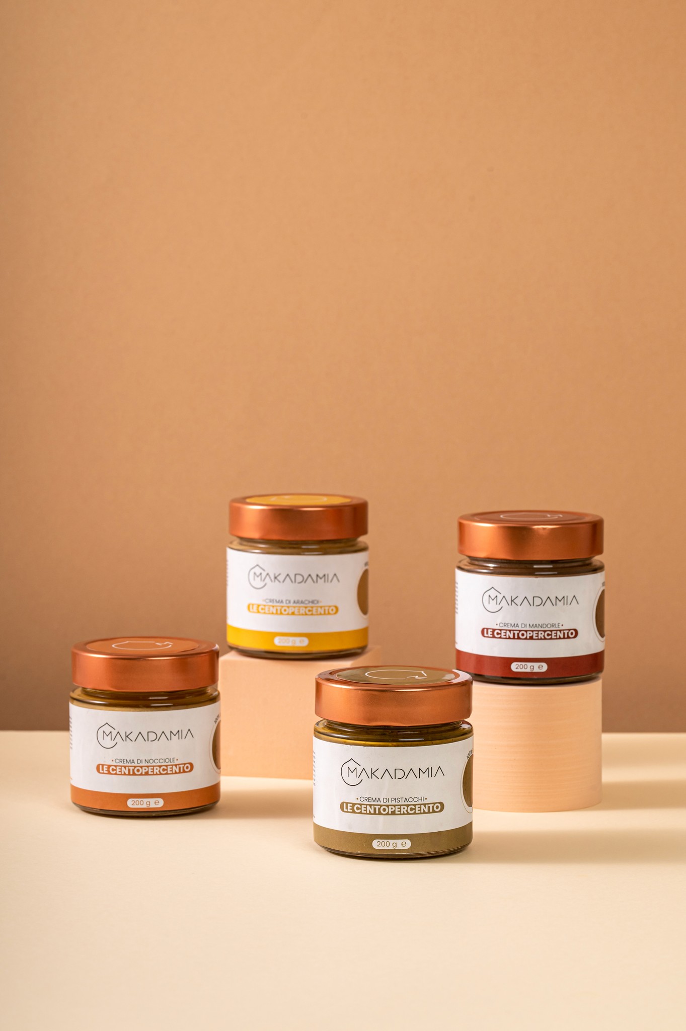 "Still life di packaging design per le creme spalmabili Makadamia, progetto realizzato da Brand Salad – Napoli"