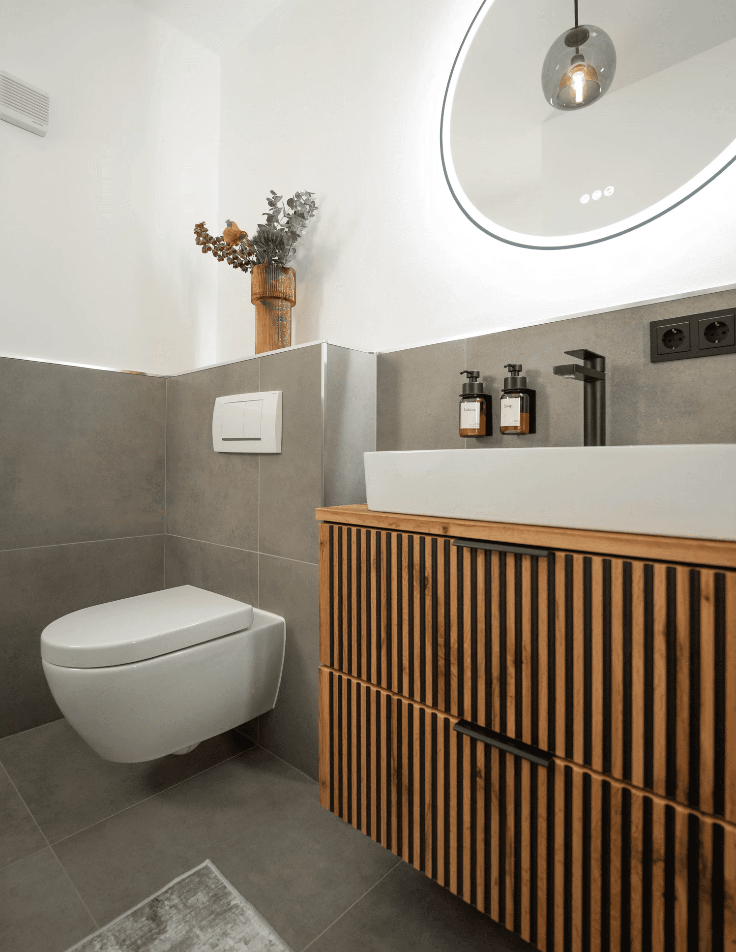 Moderner Eingangsbereich im zeitlosen Interior Design mit extravaganter Wallart und warmen Lichtakzenten von Rosewood Interiors