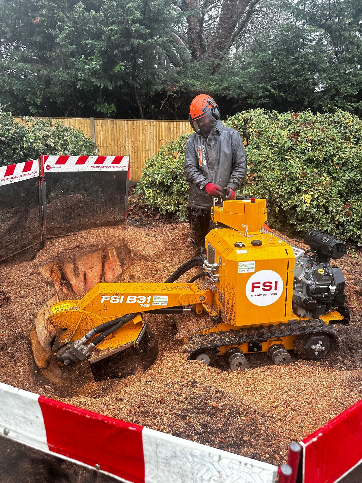 arborist-uses-a-chainsaw-to-cut-a-tree. - zack-masters (unsplash)./pho