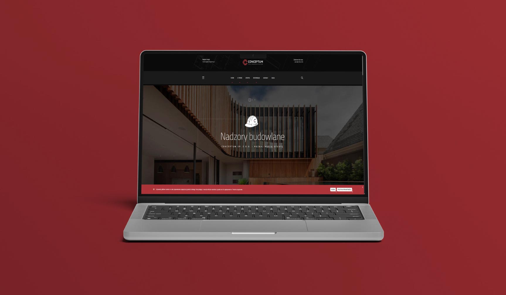 Projekt strony internetowej w trybie Dark Mode dla branży nadzoru budowlanego – wizualizacja strony głównej (Hero Section) na czerwonym tle.op z prezentacją strony internetowej na czerwonym tle w formie mockupu