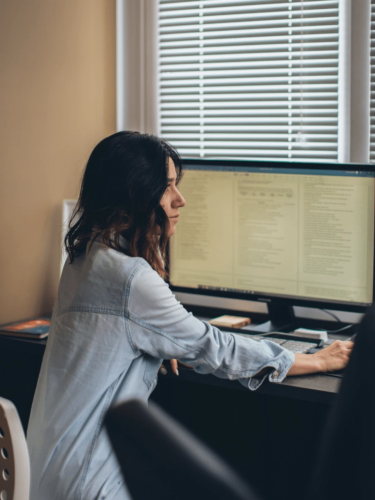 Frau am Computer arbeitet