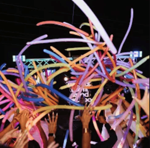 Novio con pistola de humo y led