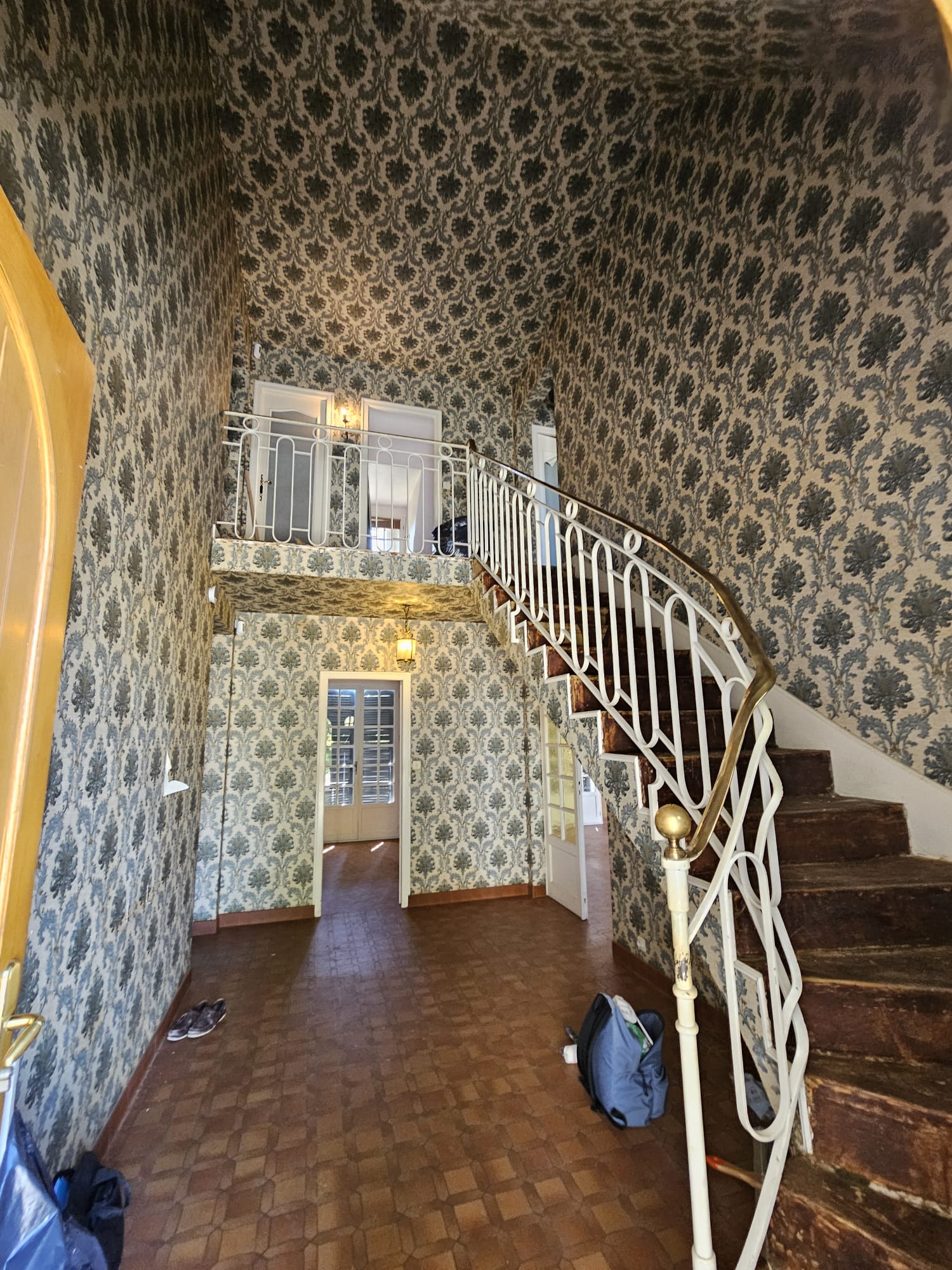 AVANT - Dépose papier peint, ratissage de l'ensemble murs, plafond et mise en peinture de garde-corps metallique à Thorigné-Fouillard