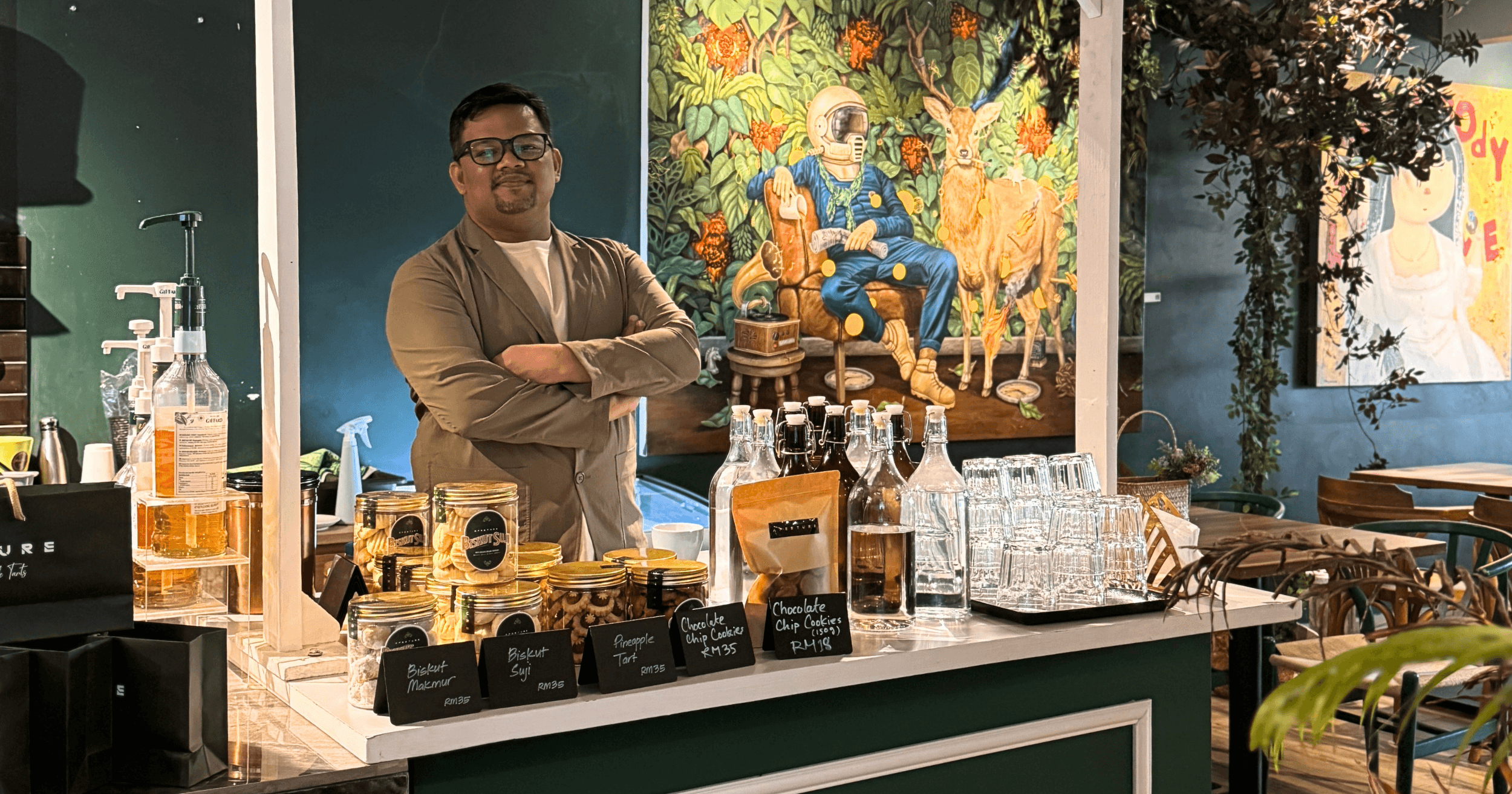 Razali Zakaria tersenyum gembira dalam kafenya, Aperture Cafe, di TTDI.