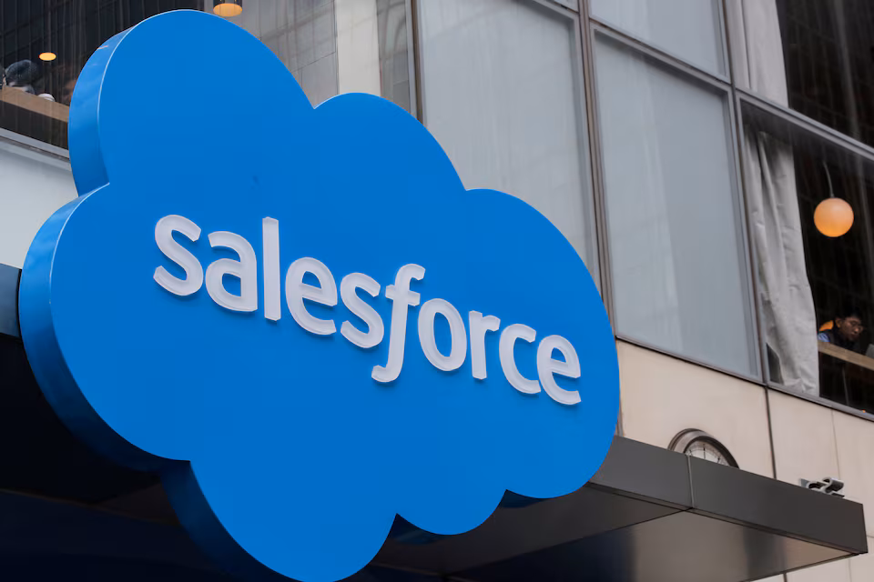 Salesforce-Logo an der Fassade eines Bürogebäudes