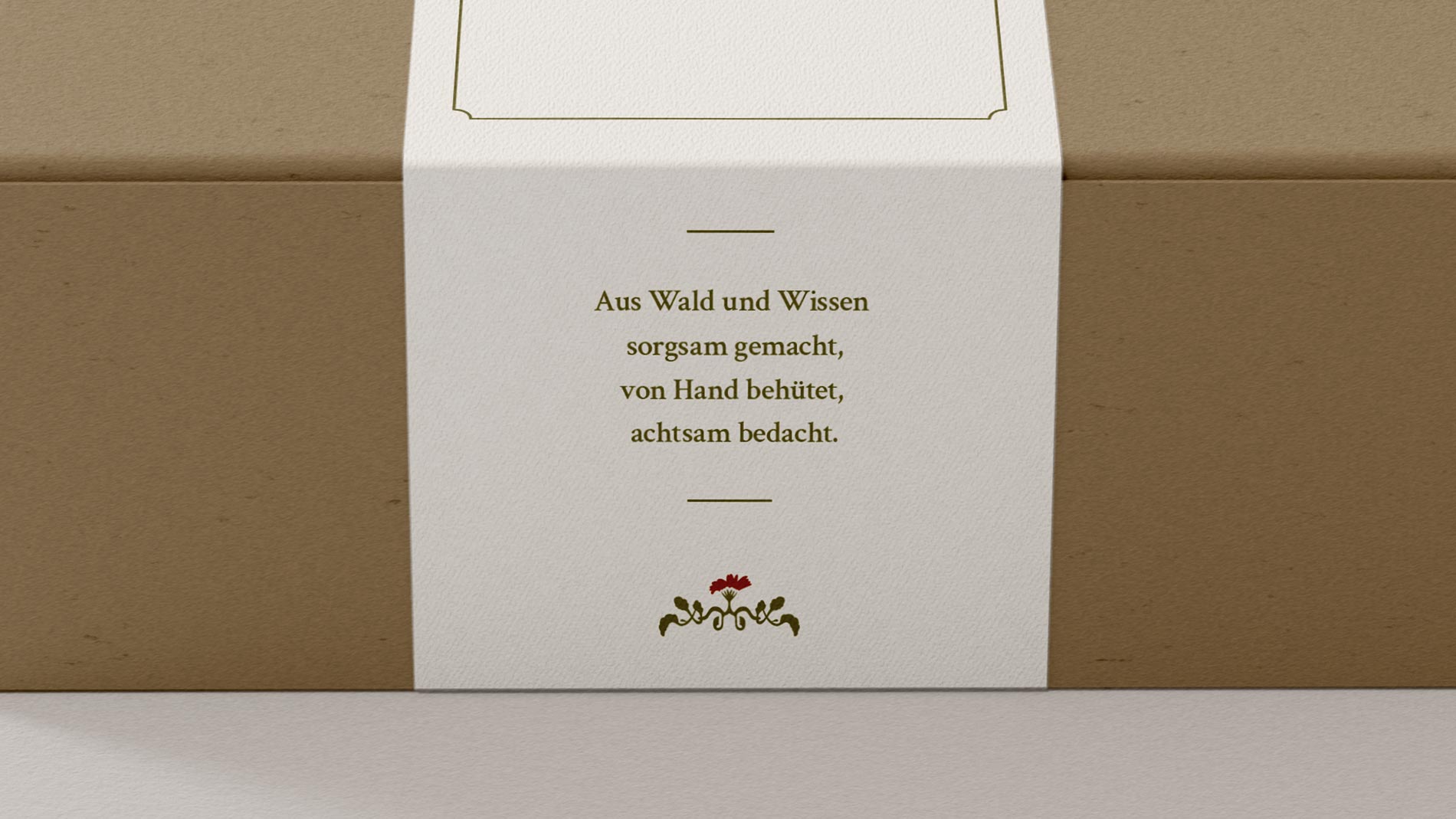 Klassische Produktversprechen werden bewusst reduziert und durch inhaltliche Tiefe ersetzt. Gedichte und Texte beschreiben Pflanzen, Wirkung und Anwendung und prägen eine ruhige, eigenständige Tonalität.