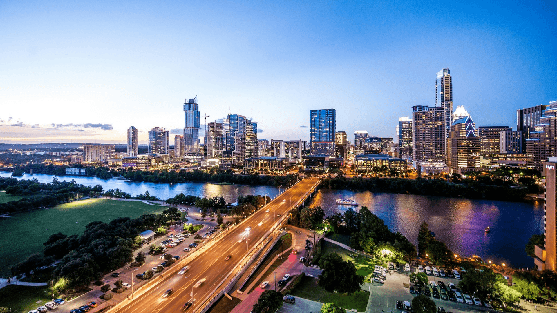 A city scape in low light