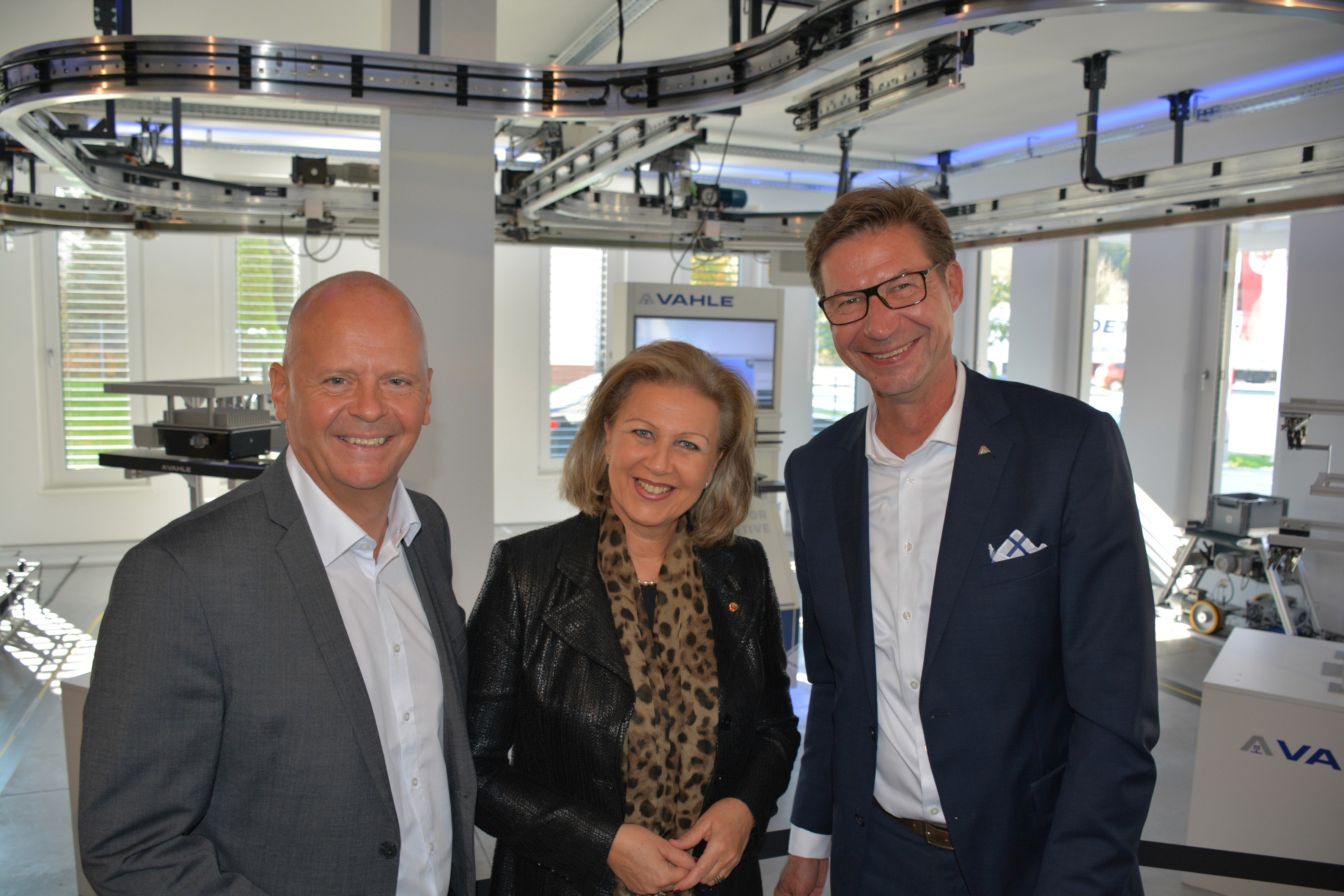 Alfred della Torre (CEO VAHLE DETO), Wirtschaftslandesrätin Patrizia Zoller-Frischauf, VAHLE CEO Achim Dries