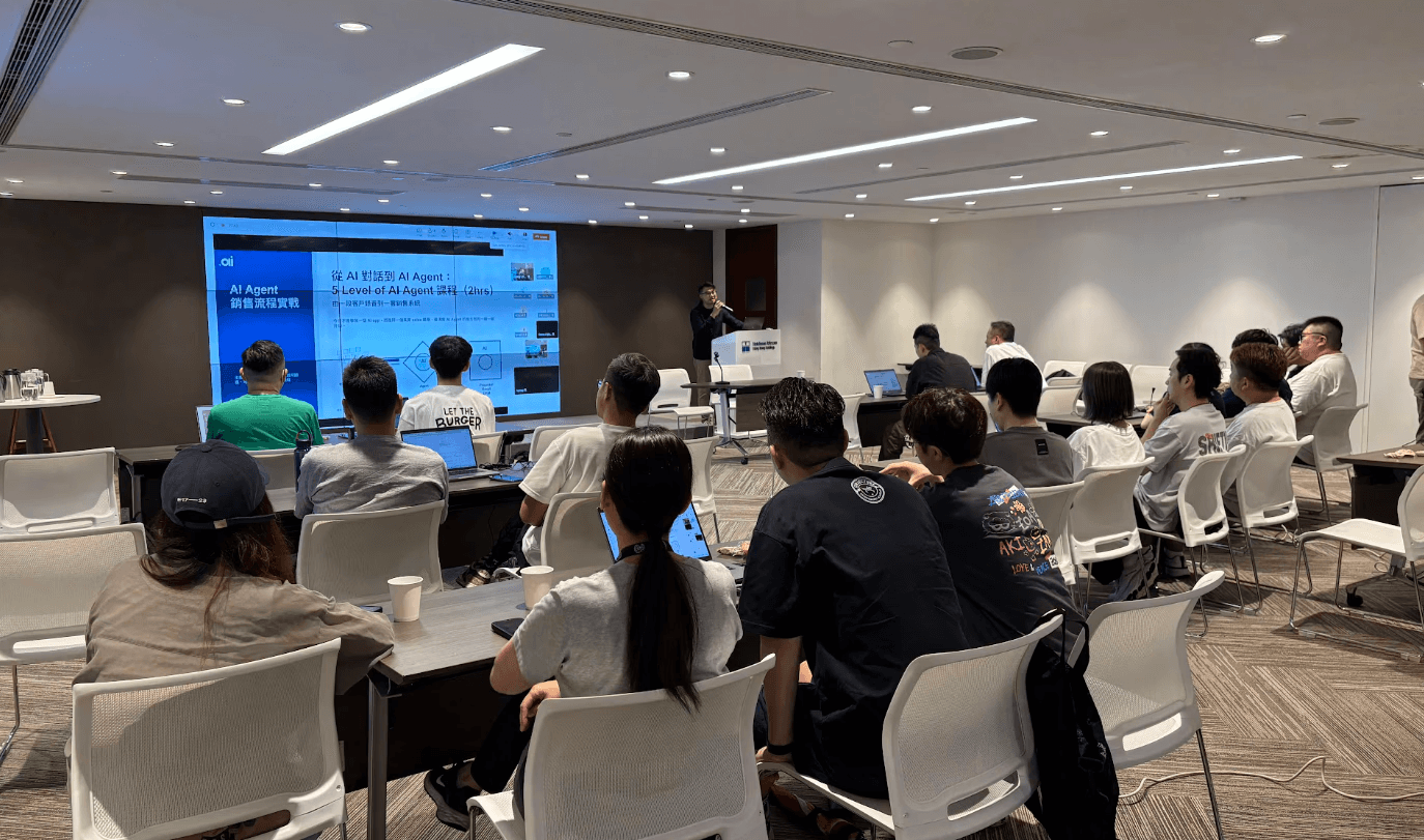 DotAI 導師在大屏幕前講解市場推廣方案與 AI startup demo workflow。