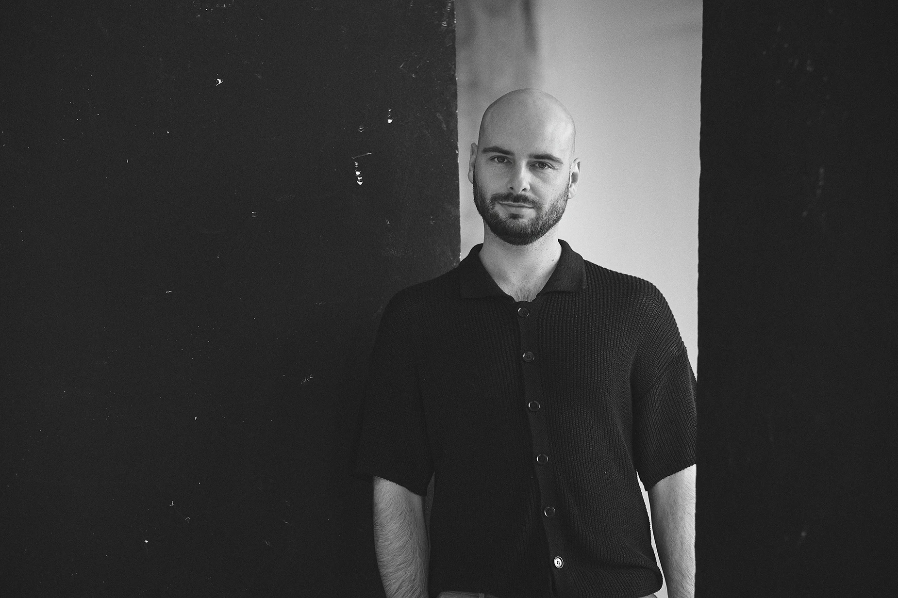 Lukas DJ Portrait schwarz - Versicherungsberater und Techno DJ Fotostudio Erfurt wytspace