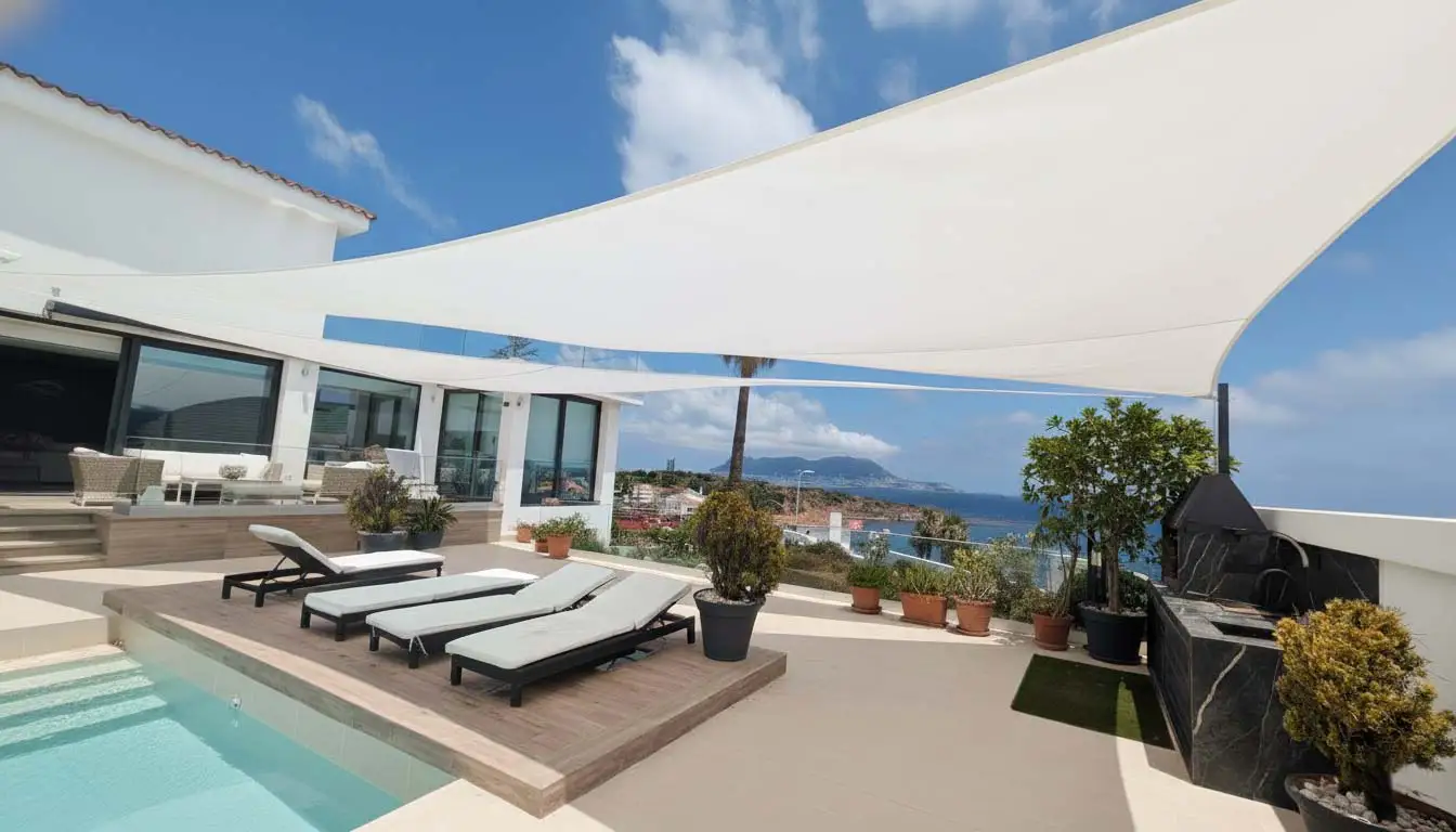 terraza privada con velas de sombra piscina y hamacas blancas, con vista al mar