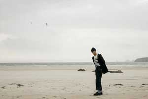 Dans le lookbook de la marque Danoise Another Aspect, le mannequin porte un costume gris et une chemise blanche