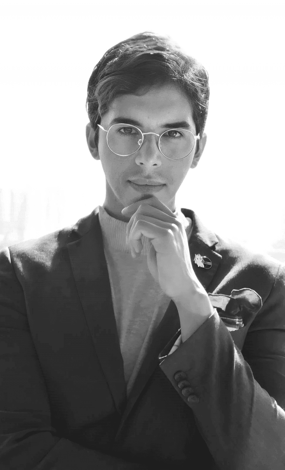 Portrait of Emmanuel Quezada, the CEO and co-founder of the U-topia Ecosystem, a leader in DeFi and blockchain technology.