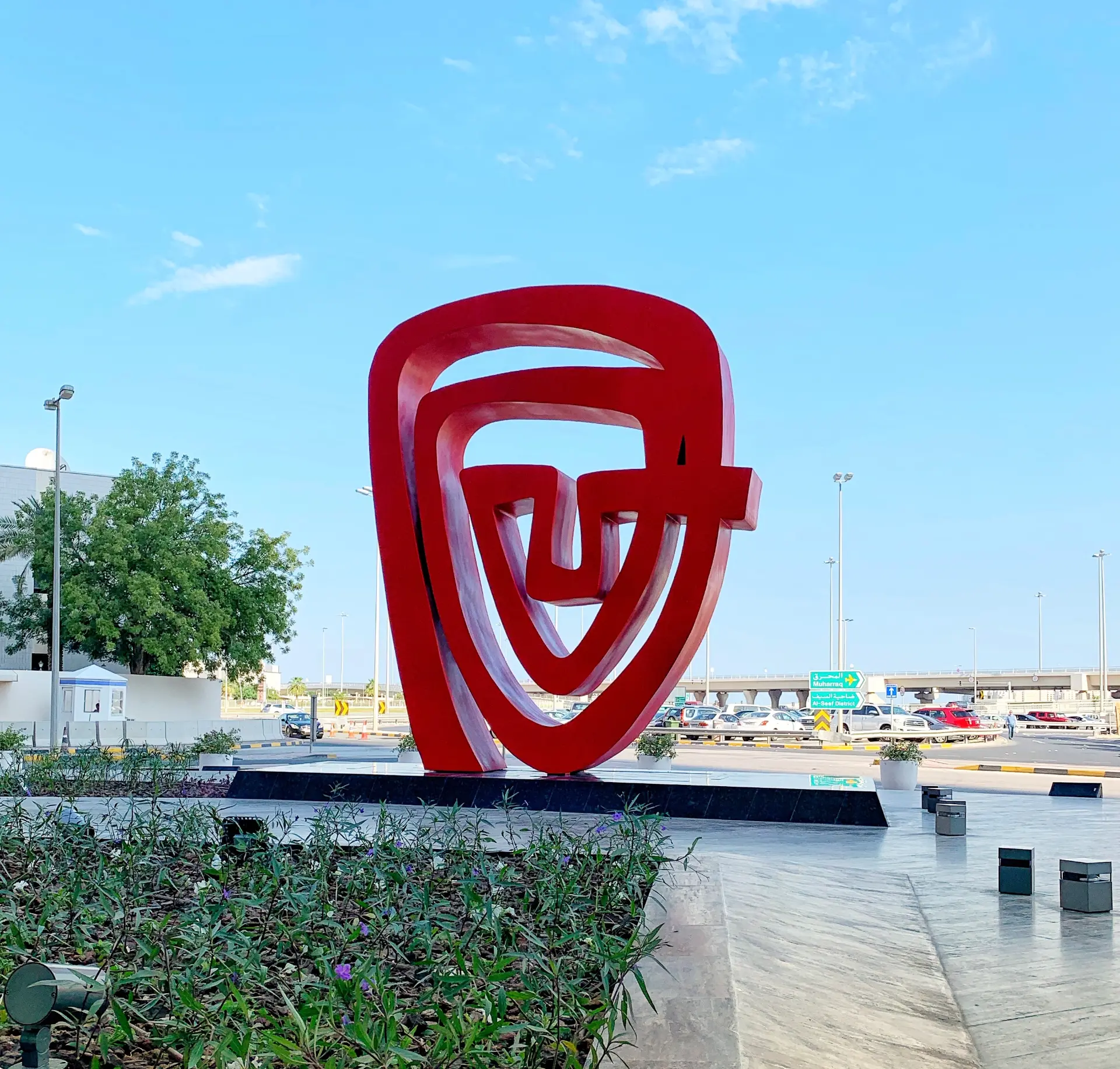 The Face. 2019
This Sculpture is inspired by portraits of Bahrainis in their traditional attire, wrapping themselves with their identity and pride.
Medium: Painted stainless steel, c. 2019
Dimensions: 14ft x 17.3ft