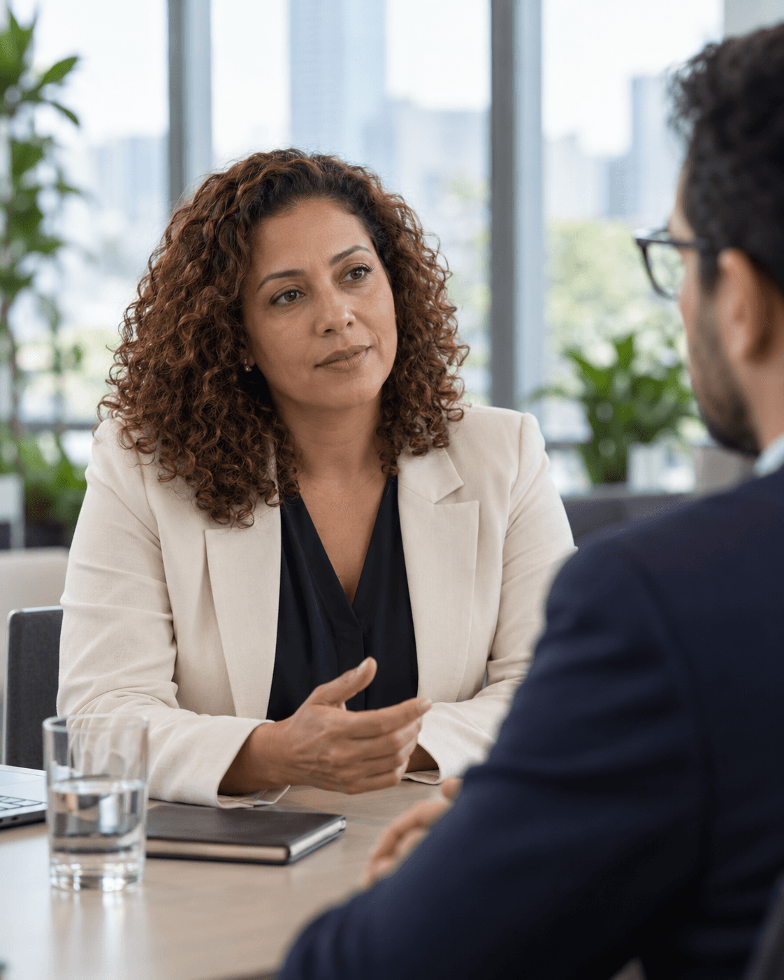 Mulher conversando com um homem em um escritório