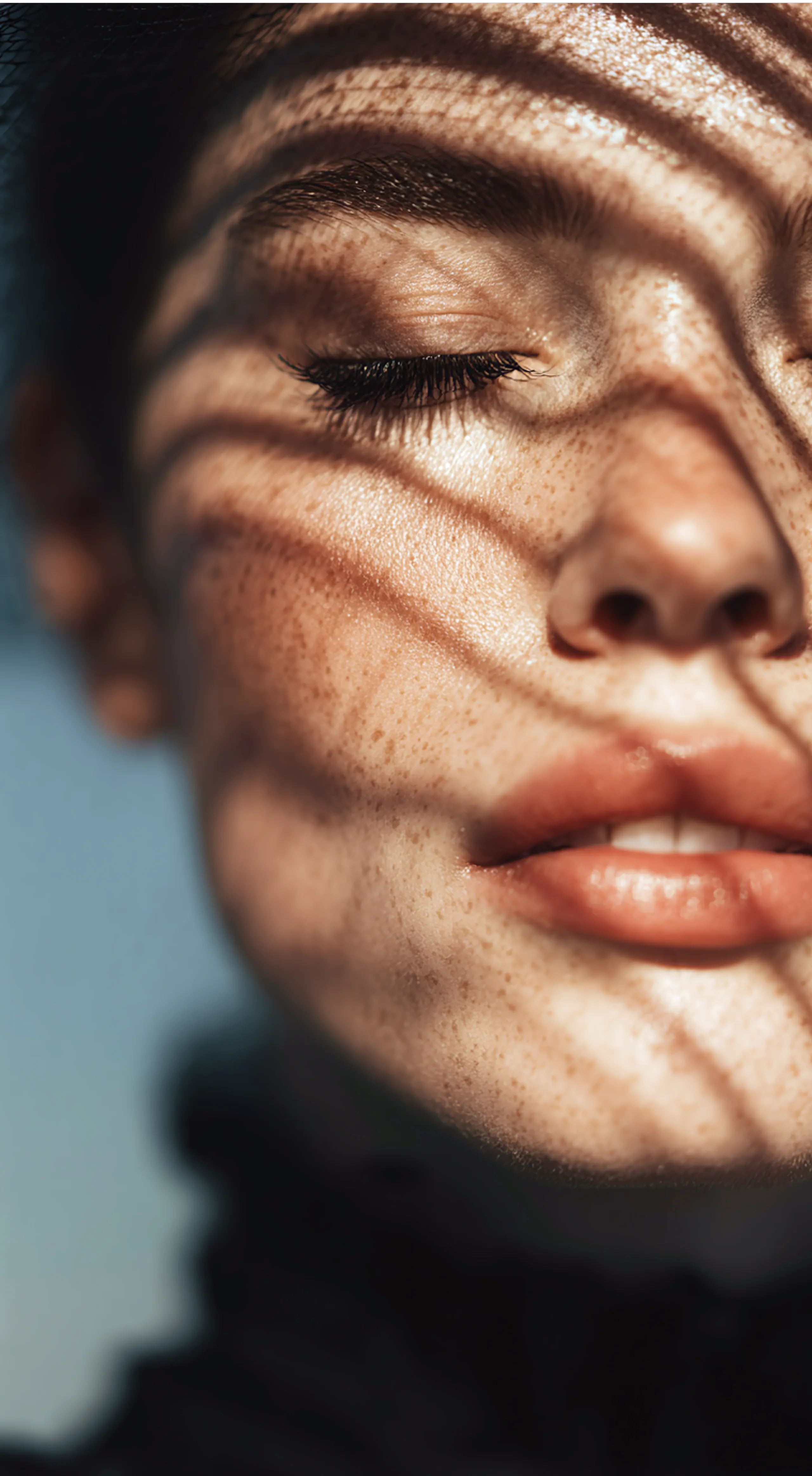 Nahaufnahme eines Gesichts im Sonnenlicht – Wärme, Ruhe und Natürlichkeit als Sinnbild für das Leben in MARTA.