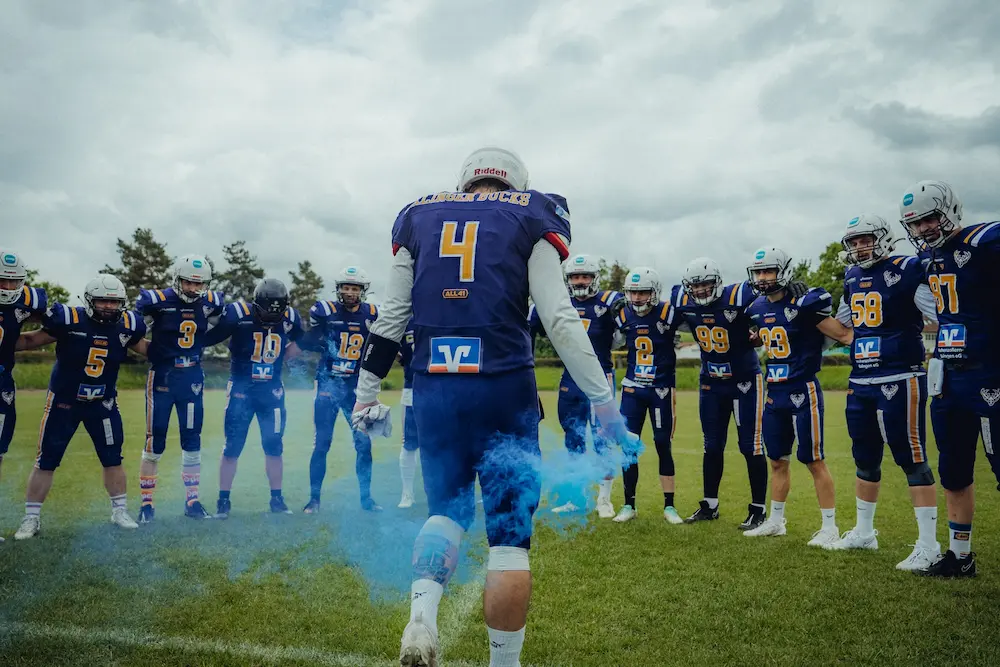Die Mannschaft der Balingen Bucks in voller Tackle-Football-Ausrüstung auf dem Spielfeld