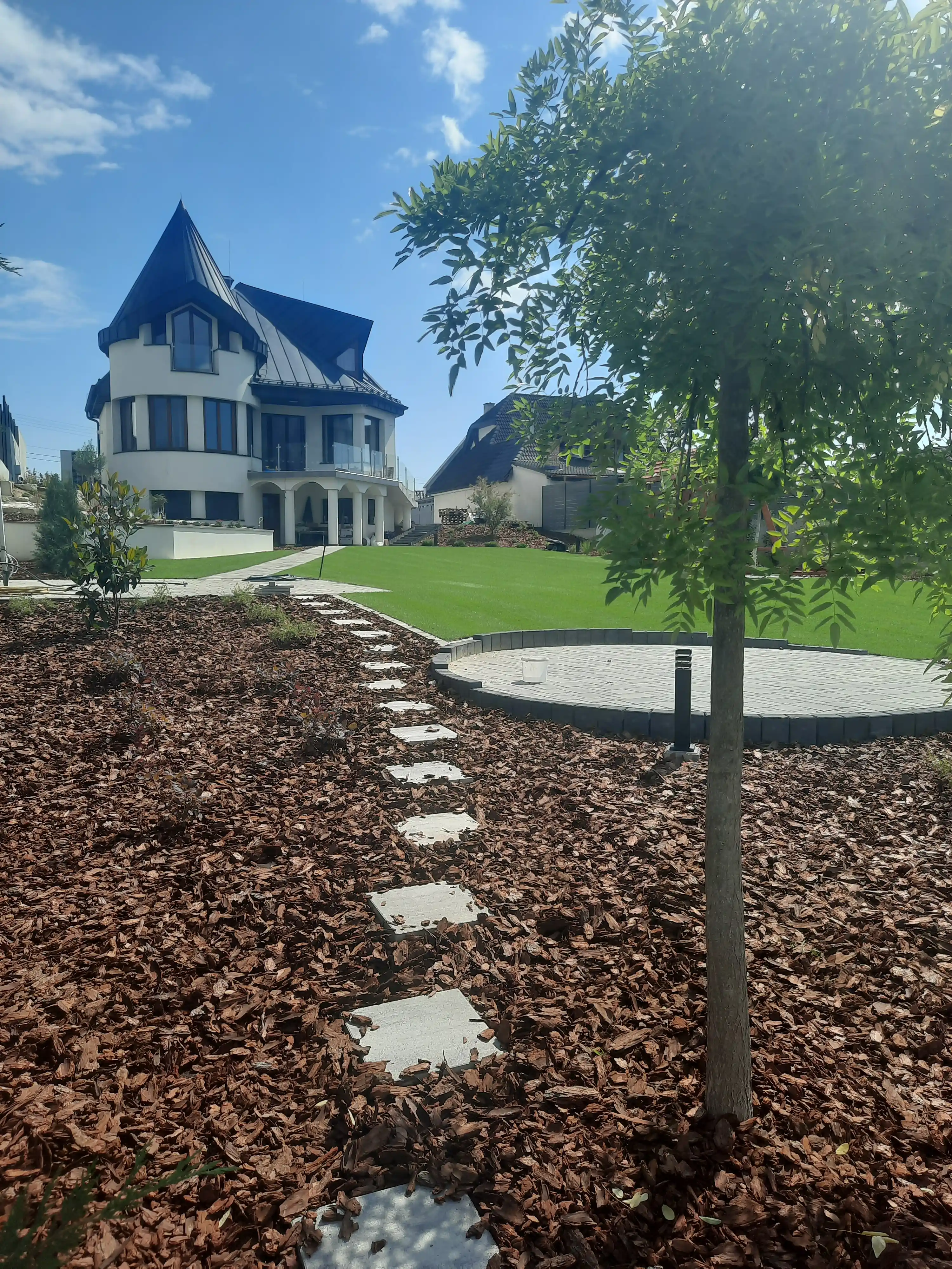 Díszgyep telepítés és kertépítés miskolci családi házban