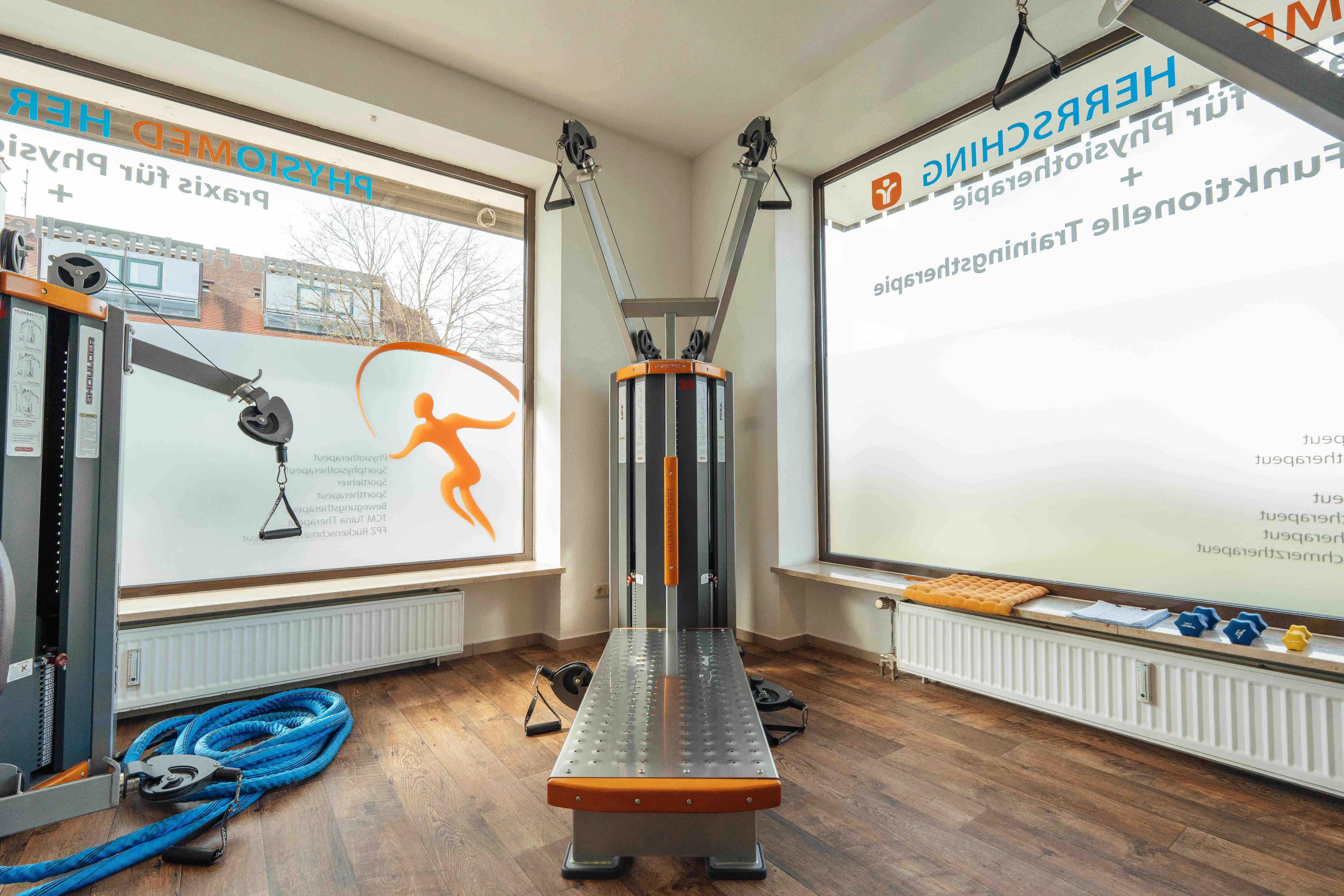 Gerät für therapeutisches Rückentraining in einem separaten Praxisraum.