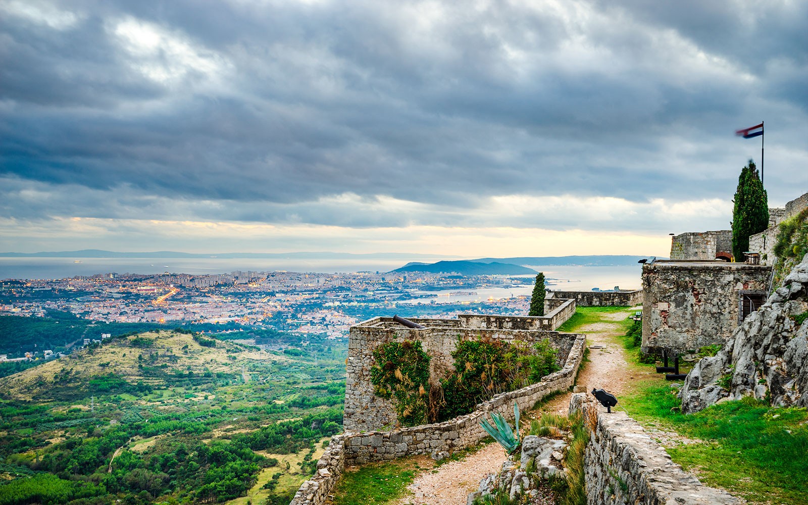 Fortezza di Klis con vista su Spalato al tramonto, Croazia.