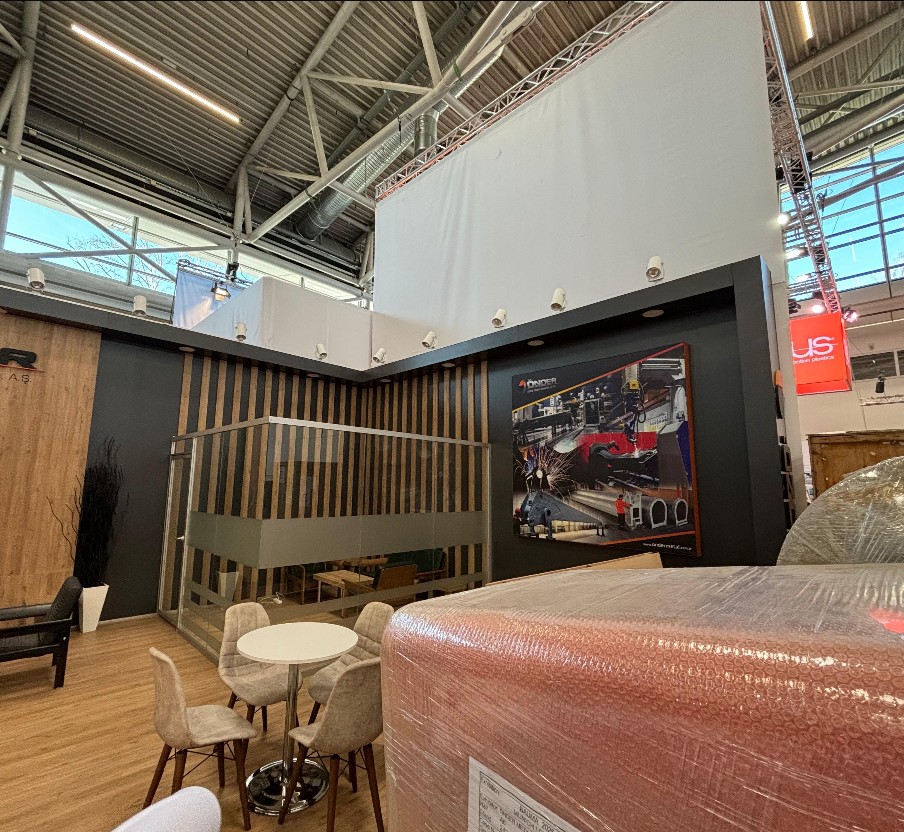 Private glass meeting room within the Önder Metal stand, designed for serious business discussions at Bauma 2025.