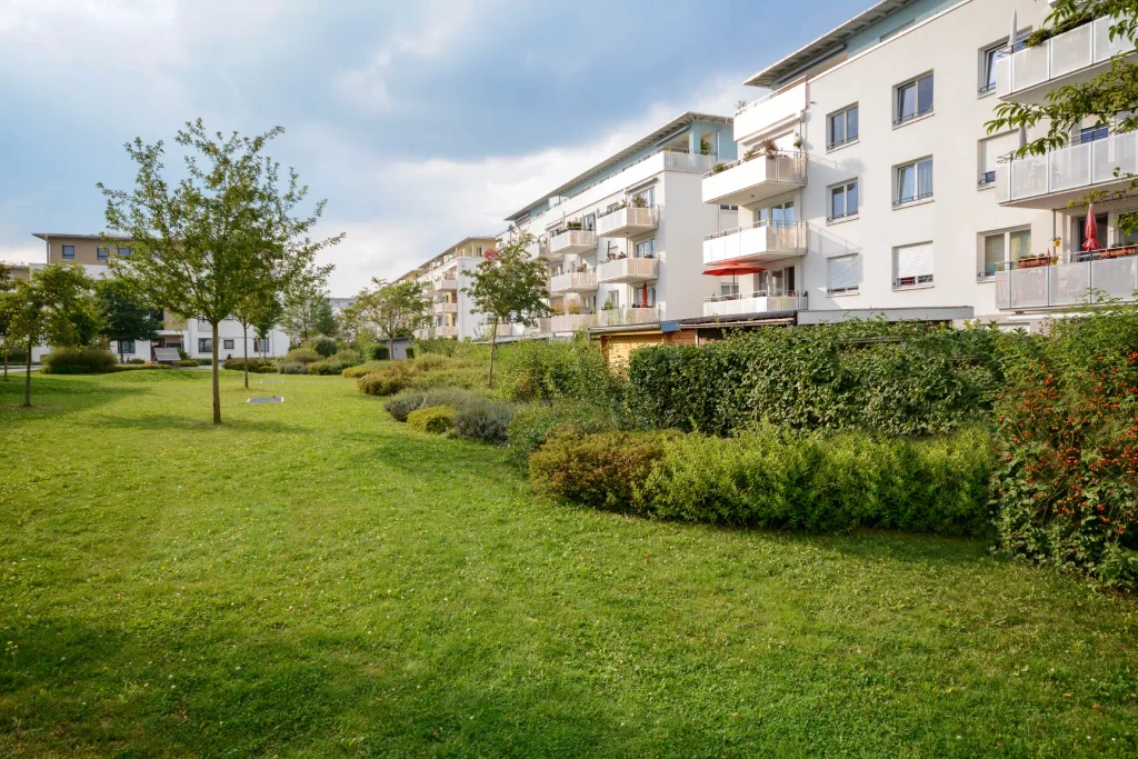 Modernes Pflegeheim mit Gartenanlage – Pflegeunternehmen als langfristige Investmentchance im Healthcare-Sektor