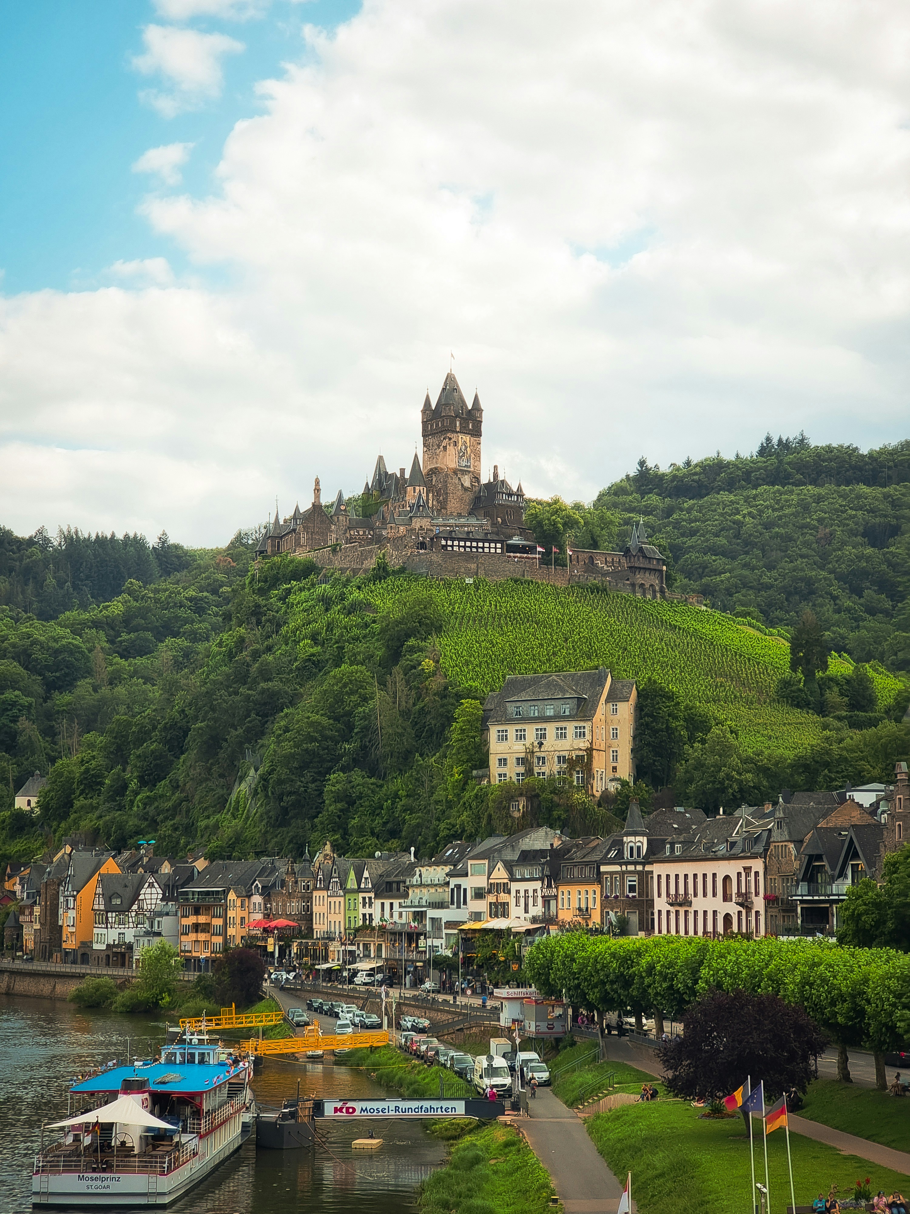 Die Reichsburg Cochem, eine imposante Höhenburg auf einem Bergkegel über der Moselstadt Cochem, ist ein bekanntes Wahrzeichen der Region.