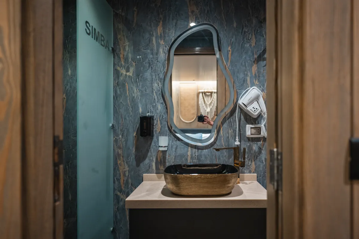 Баня със златна мивка на яхта Imperial