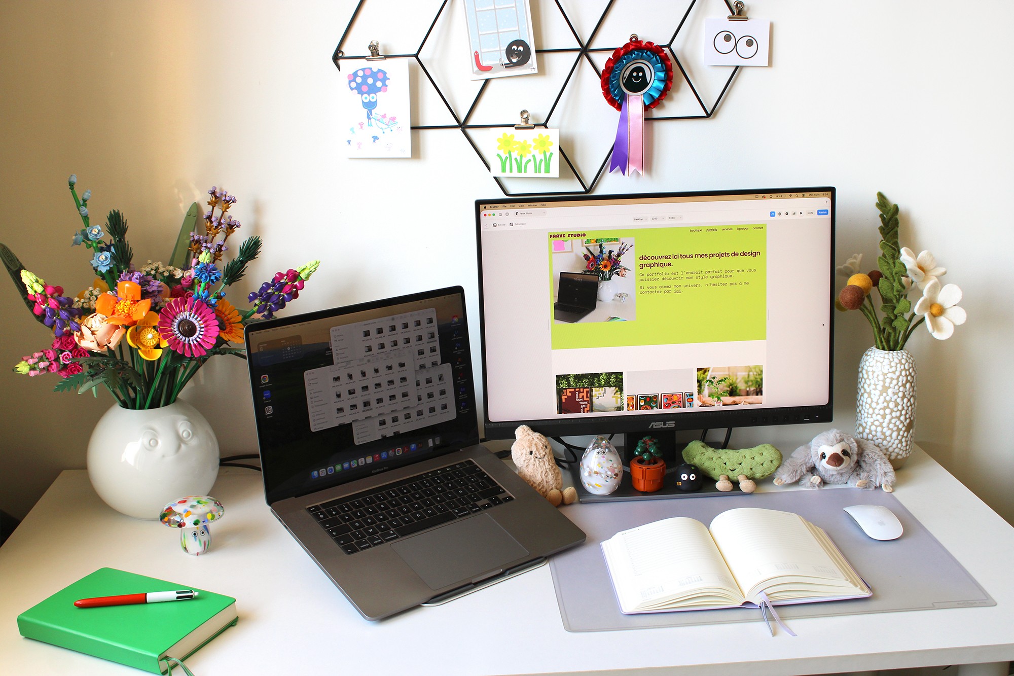 Ordinateur et carnet sur un bureau